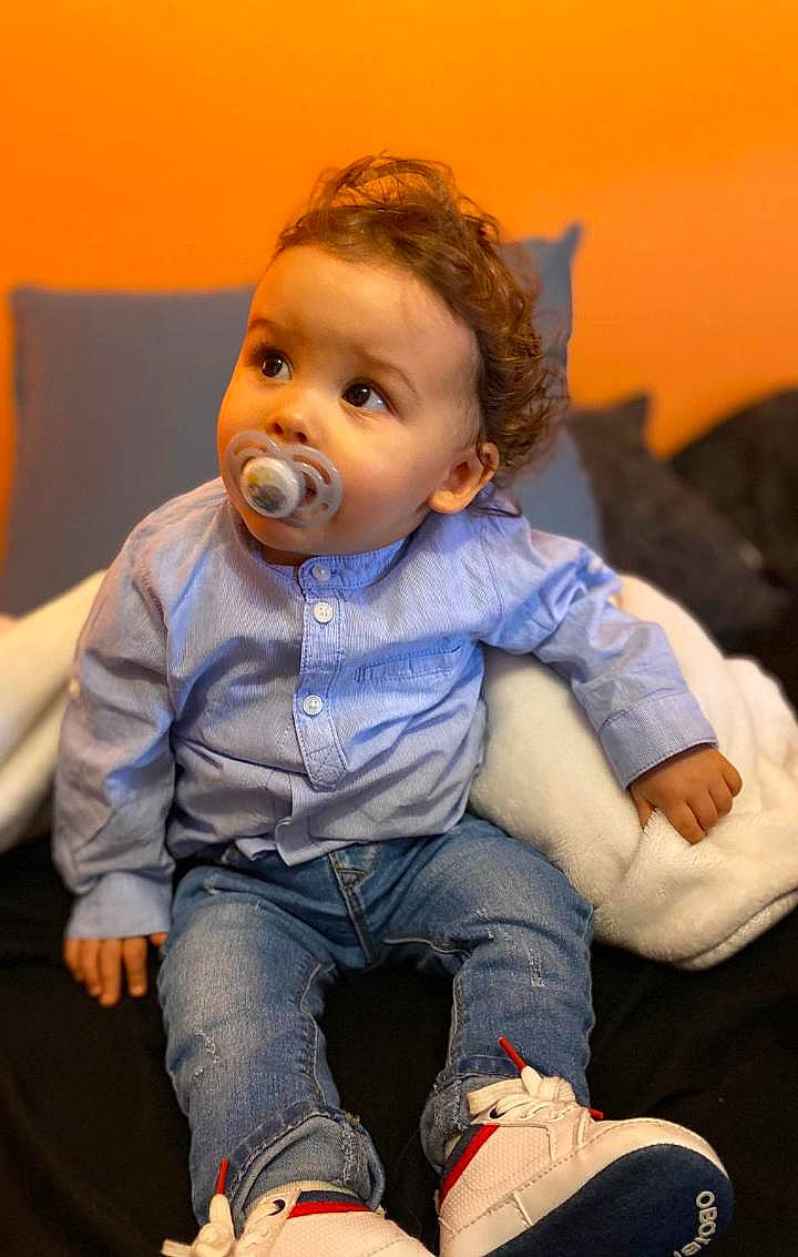 Leonardo participe au concours pour gagner de l'argent avec cette photo : baby, baby_toddler_clothing, cheek, child, comfort, electric_blue, finger, flooring, fun, happy, human_body, iris, jeans, mouth, nose, person, sitting, skin, standing, toddler