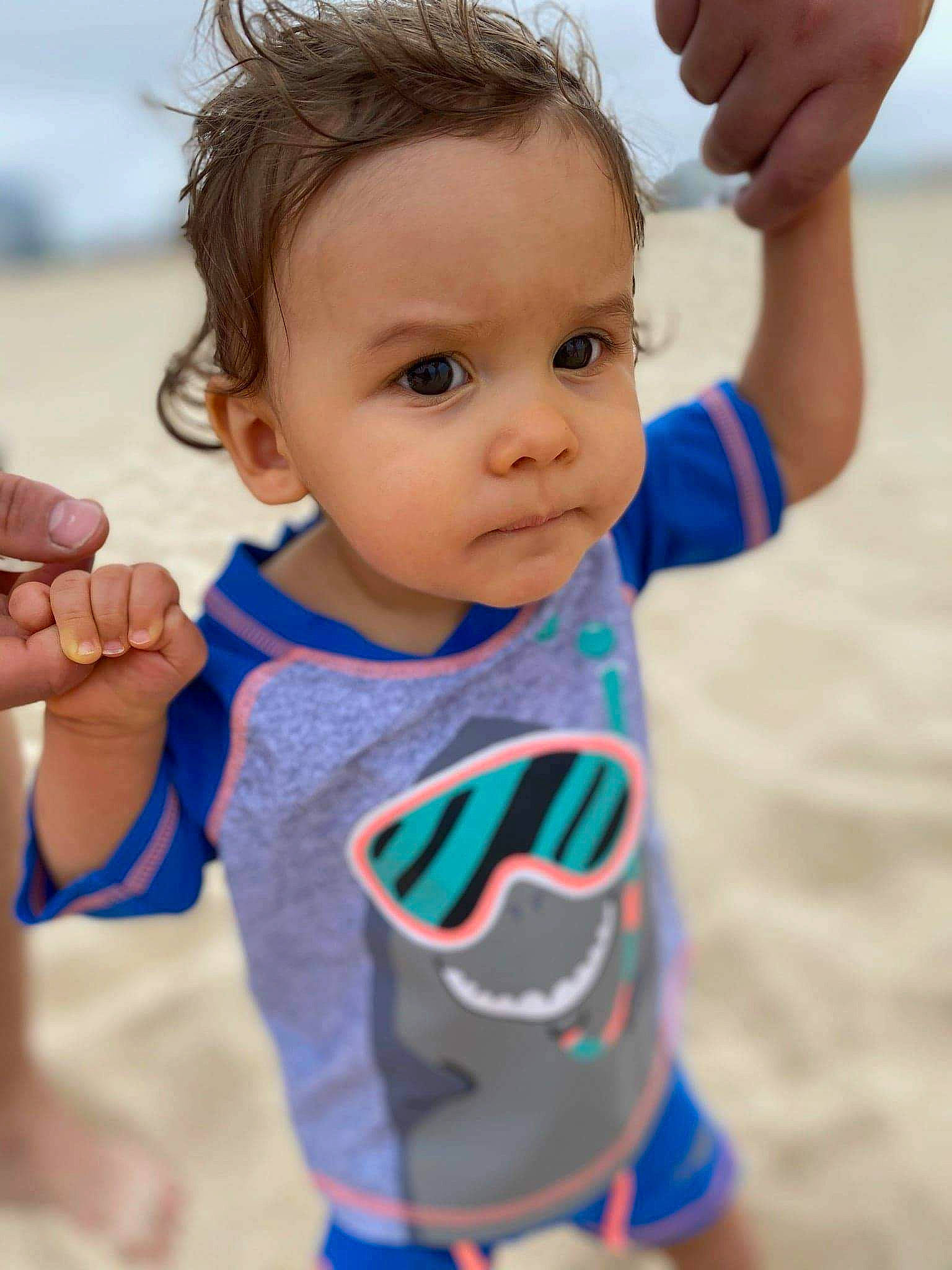 Leonardo a rejoint le concours — aidez-le/la à gagner de superbes lots ! arm, azure, baby, baby_toddler_clothing, child, facial_expression, finger, gesture, hair, happy, joint, neck, nose, person, shoulder, skin, sleeve, standing, summer, toddler