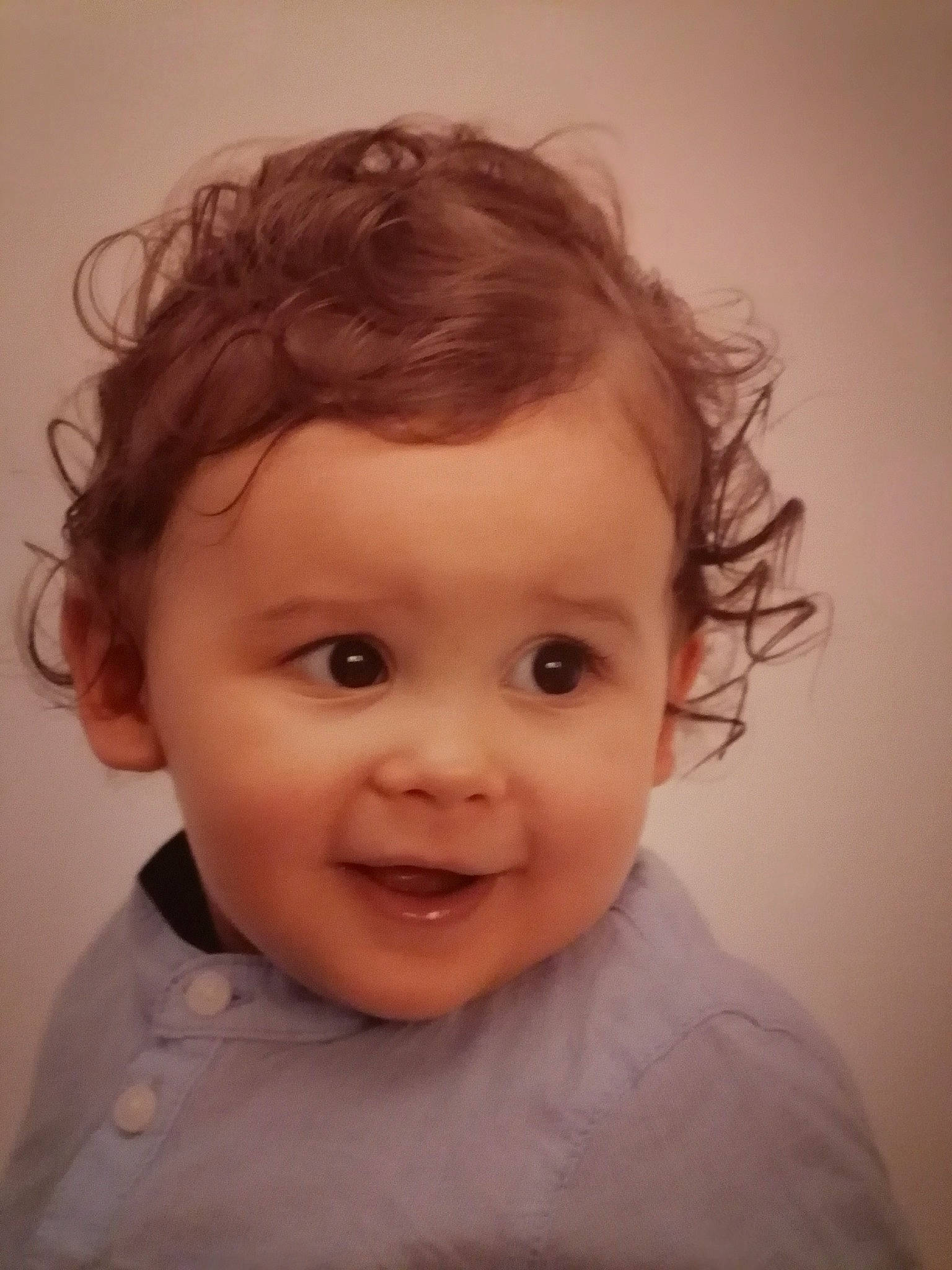 Leonardo a rejoint le concours — aidez-le/la à gagner de superbes lots ! black_hair, brown_hair, cheek, child, ear, eyebrow, eyelash, flash_photography, forehead, happy, iris, jaw, lip, mouth, neck, nose, person, skin, sleeve, smile