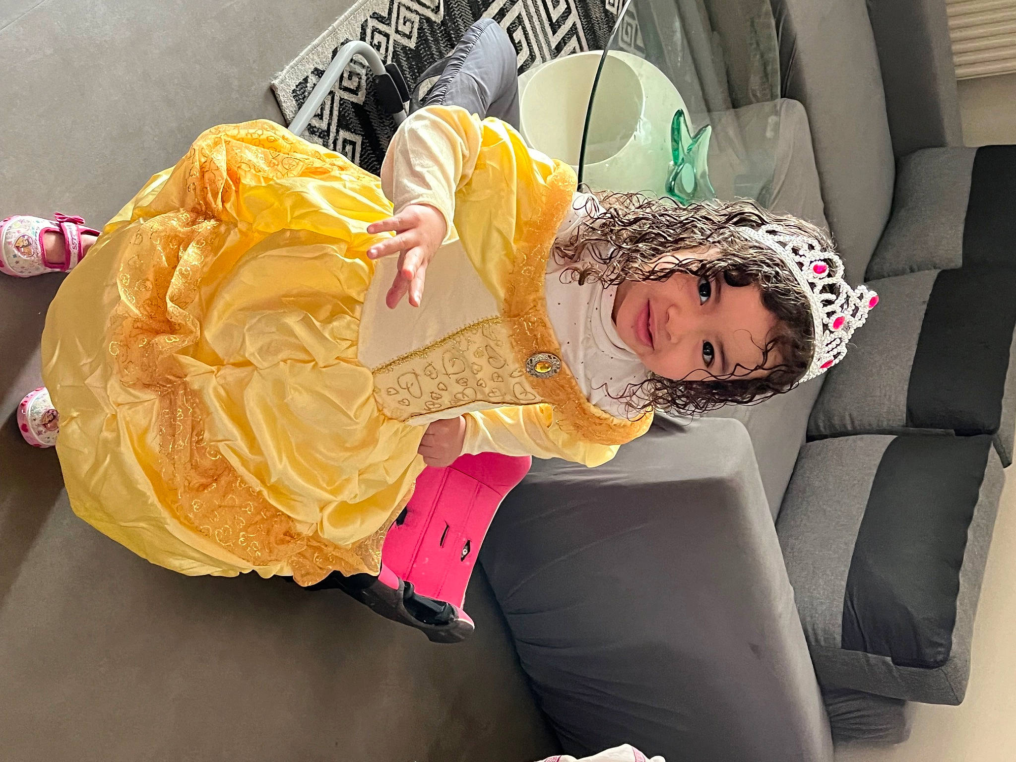 Selssabile a rejoint le concours — aidez-le/la à gagner de superbes lots ! child, comfort, costume, couch, event, fashion_design, fun, happy, joy, leisure, magenta, peach, person, room, sitting, thigh