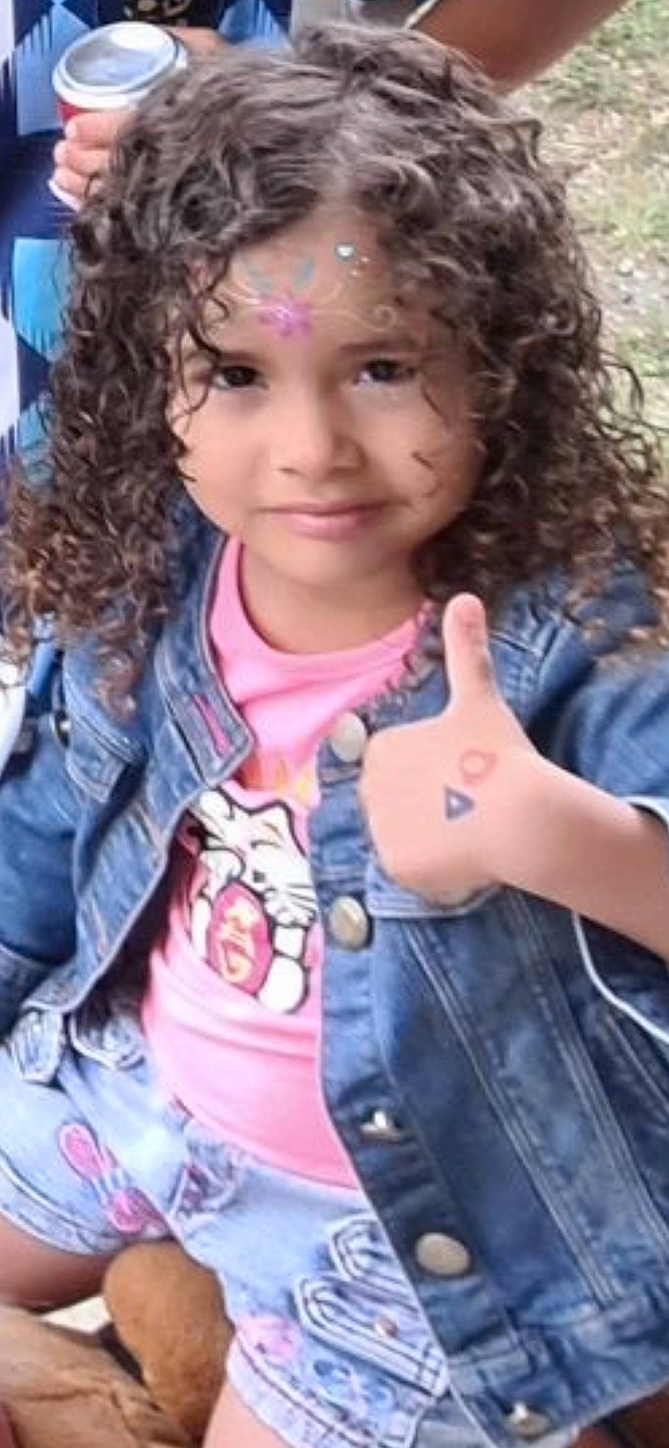 Selssabile a rejoint le concours — aidez-le/la à gagner de superbes lots ! black_hair, child, cool, denim, electric_blue, eyebrow, fashion, forehead, fun, gesture, hair, hairstyle, happy, joy, lip, long_hair, nose, outerwear, person, skin