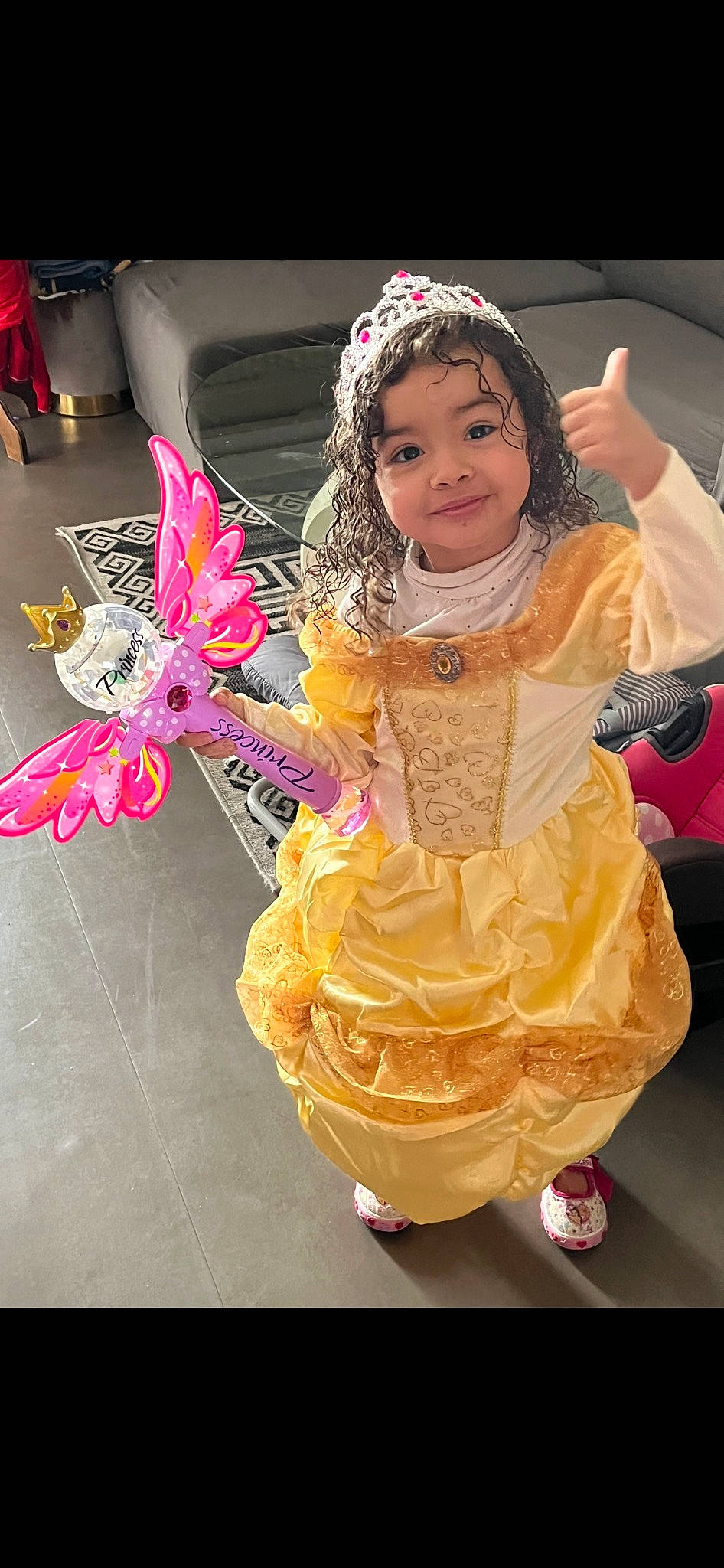 Selssabile a rejoint le concours — aidez-le/la à gagner de superbes lots ! child, costume, dance, entertainment, event, fashion_design, fun, happy, headpiece, jewellery, joy, magenta, necklace, performance_art, performing_arts, person, pink, plant, public_event, smile