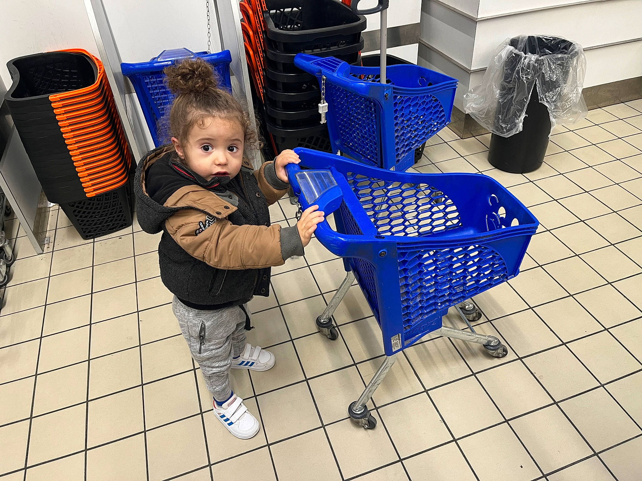 Fodil a rejoint le concours — aidez-le/la à gagner de superbes lots ! baby_products, baby_safety, blue, cart, child, cleanliness, customer, electric_blue, flooring, fun, pattern, person, product, retail, service, shopping, shopping_cart, surprise, tire, toddler