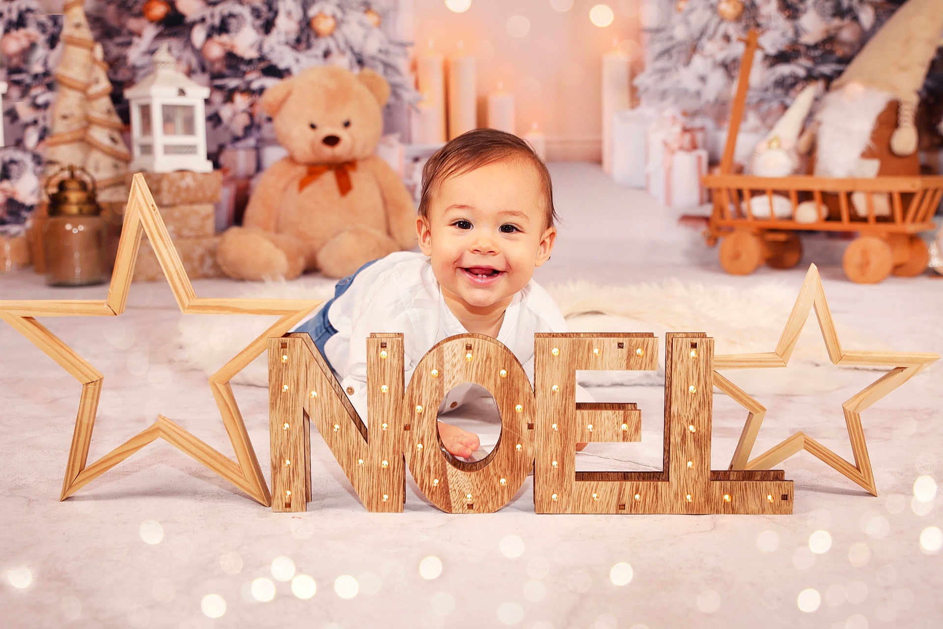 Eliano a rejoint le concours — aidez-le/la à gagner de superbes lots ! baby, child, smile, holiday, christmas, noel, wooden_letters, star, teddy_bear, decorations, candles, festive, indoors, soft_surface, happy, portrait, cute, seasonal, celebration, background