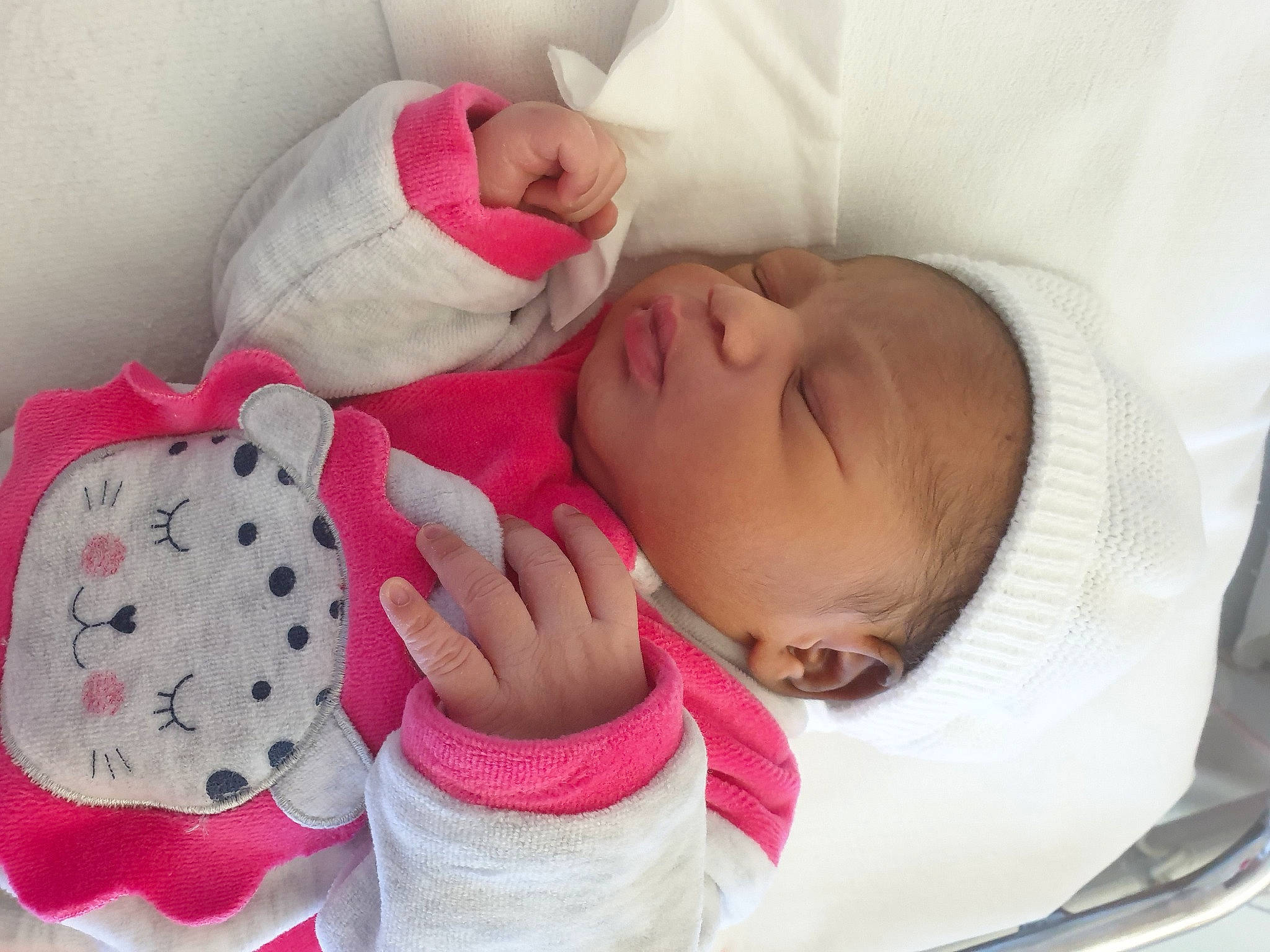 Lindsy a rejoint le concours — aidez-le/la à gagner de superbes lots ! baby, baby_products, baby_sleeping, bedtime, birth, cheek, child, hand, linens, nap, person, pink, product, skin, sleep, textile, toddler