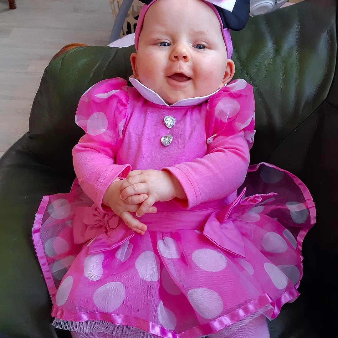 Jade participe au concours pour gagner de l'argent avec cette photo : baby_products, beauty, child, costume, girl, hair_accessory, infant, iris, magenta, person, pink, product, skin, smile, toddler