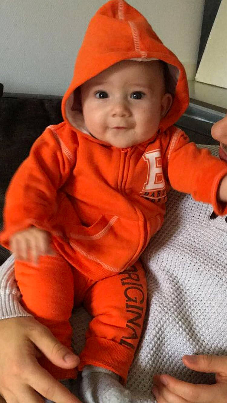 Liam a rejoint le concours — aidez-le/la à gagner de superbes lots ! arm, baby_toddler_clothing, cheek, chin, eye, face, facial_expression, hand, head, headwear, leg, lip, mouth, nose, orange, organ, outerwear, person, skin, sleeve