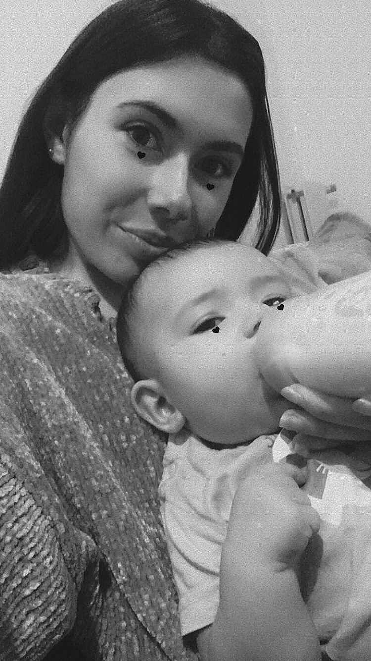 Liam participe au concours pour gagner de l'argent avec cette photo : black, black_and_white, cheek, eye, eyebrow, eyelash, face, facial_expression, forehead, gesture, hair, hairstyle, happy, iris, joy, lip, mouth, nose, organ, person