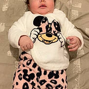 Ayline a rejoint le concours — aidez-le/la à gagner de superbes lots ! baby, infant, child, bedspread, blanket, clothing, cartoon_character, cute, expression, face, fur, fuzzy, hand, lying_down, pattern, person, pink, plush, smiling, toddler