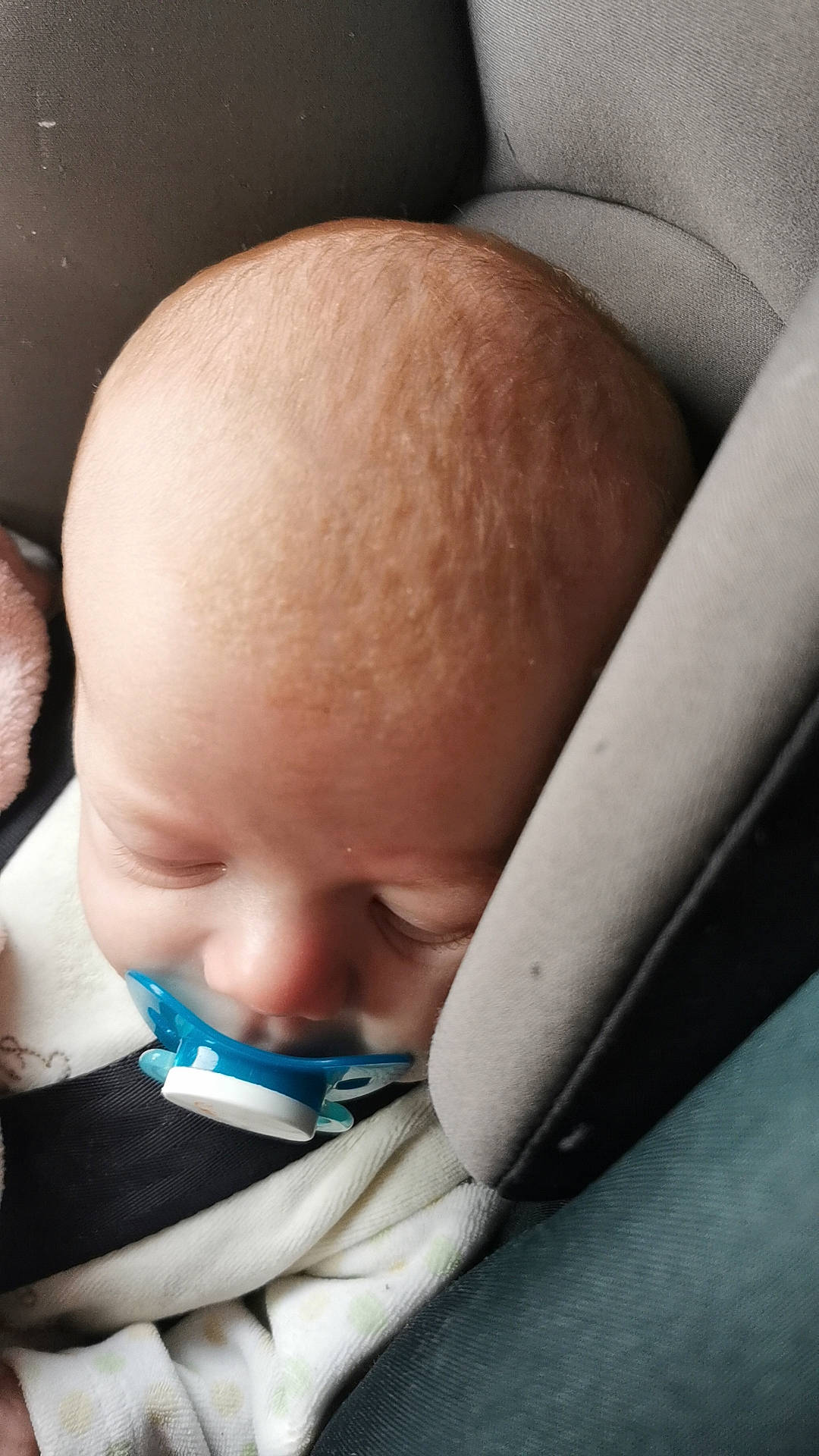 Calvin participe au concours pour gagner de l'argent avec cette photo : baby, beard, cheek, child, chin, comfort, ear, eyebrow, eyelash, finger, gesture, hand, human_body, lip, mouth, nail, neck, nose, person, skin