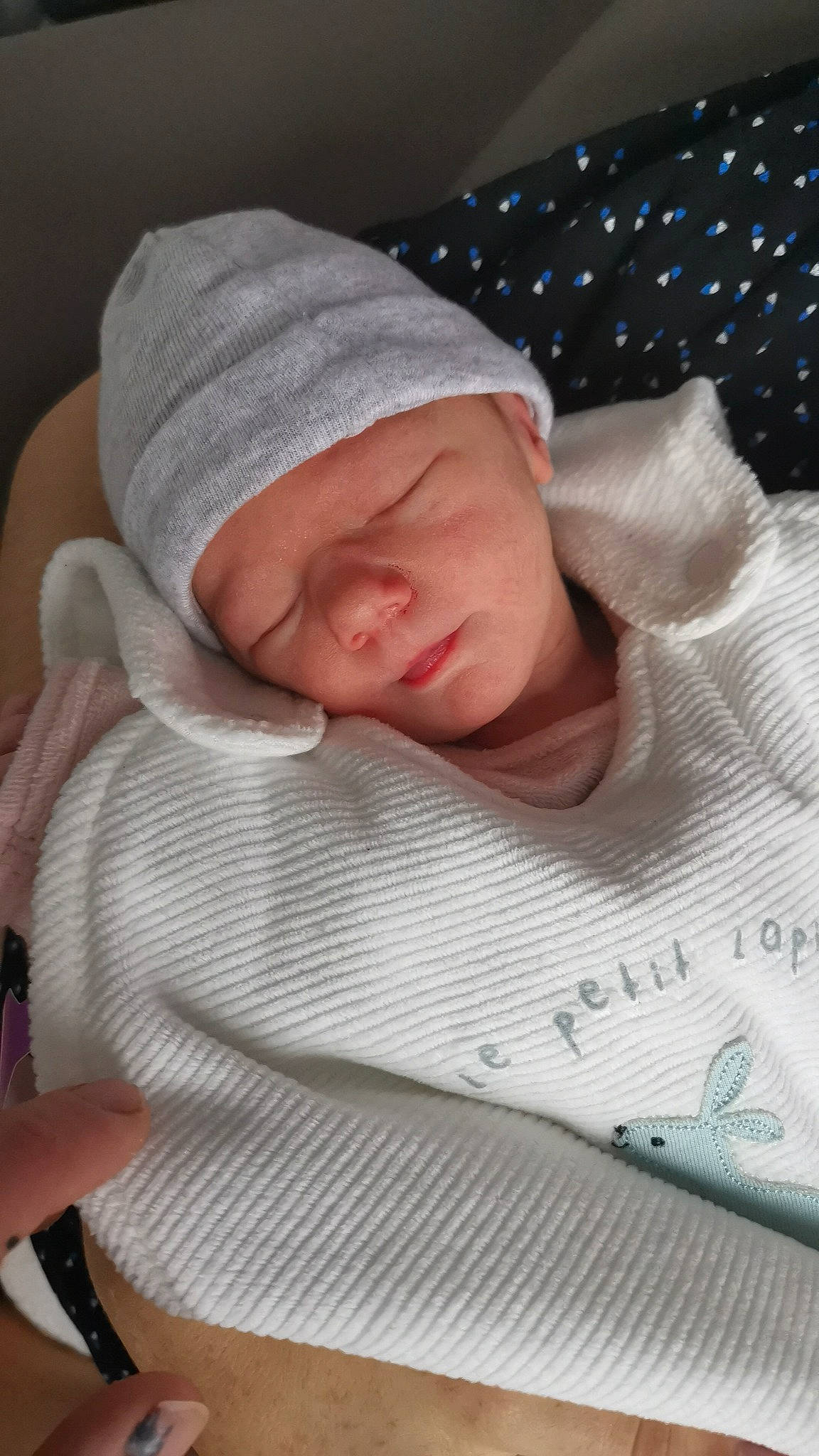 Alicia a rejoint le concours — aidez-le/la à gagner de superbes lots ! baby, baby_products, baby_safety, baby_sleeping, baby_toddler_clothing, beanie, bedtime, cap, child, comfort, hat, headwear, knit_cap, linens, nap, pattern, person, room, skin, sleep