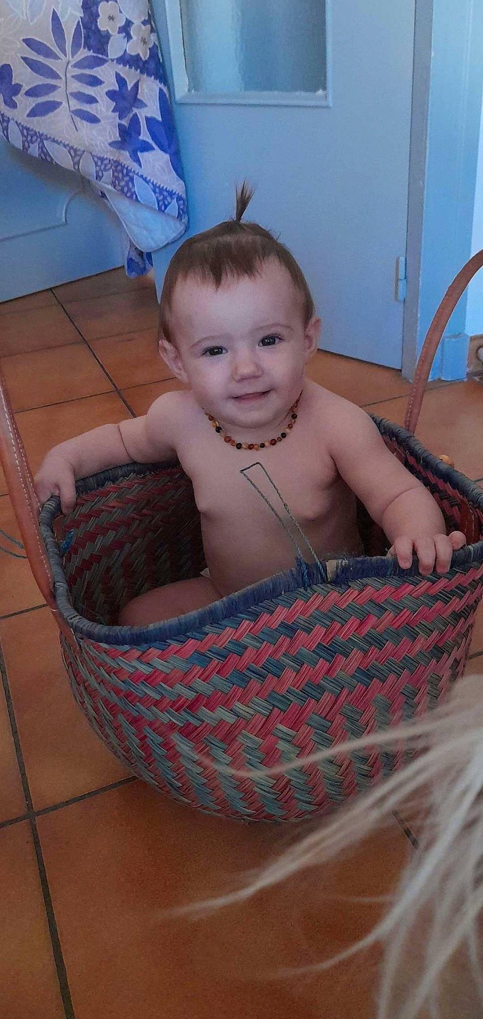 Alicia a rejoint le concours — aidez-le/la à gagner de superbes lots ! abdomen, baby, baby_products, barechested, basket, bathing, chair, chest, child, comfort, flooring, fun, head, home_accessories, jewellery, joy, person, sitting, smile, storage_basket