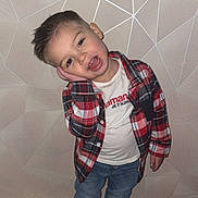 Djulian a rejoint le concours — aidez-le/la à gagner de superbes lots ! child, boy, plaid_shirt, jeans, white_tshirt, smiling, pose, standing, indoor, wooden_floor, geometric_wall, casual_clothes, happy, short_hair, playful, person, portrait, full_body, fashion, cute