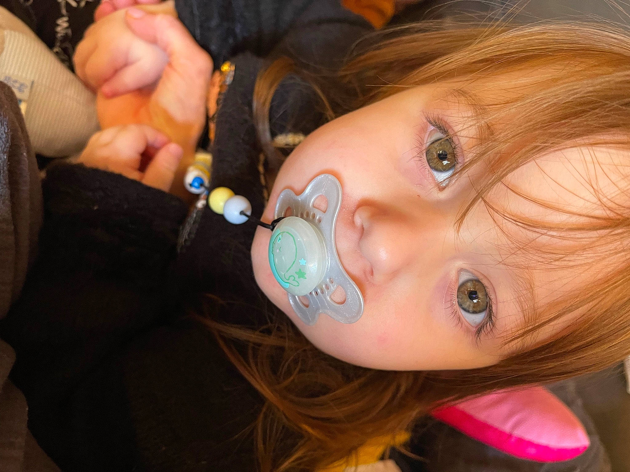 Pandora a rejoint le concours — aidez-le/la à gagner de superbes lots ! cheek, cool, ear, eyebrow, eyelash, finger, fun, happy, iris, jaw, lip, long_hair, mouth, nail, neck, nose, person, skin, smile, thumb