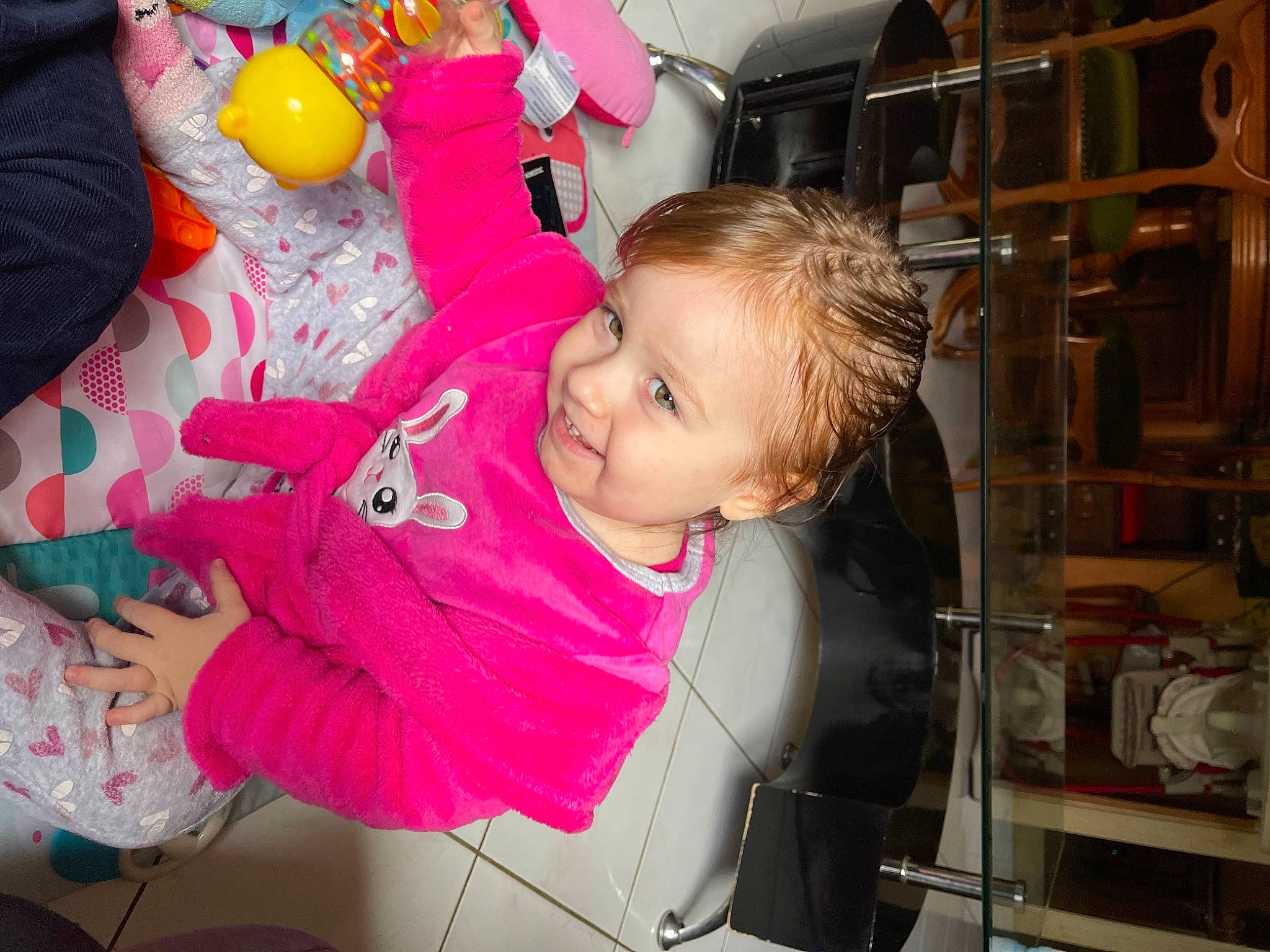 Pandora participe au concours pour gagner de l'argent avec cette photo : baby, baby_products, balloon, cheek, child, event, fun, happy, joy, leisure, magenta, party_supply, person, pink, room, sitting, skin, smile, stuffed_toy, teddy_bear