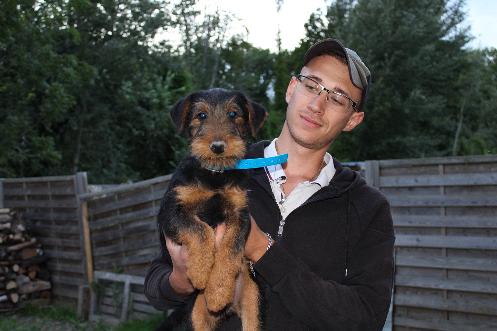 Snoopy a rejoint le concours — aidez-le/la à gagner de superbes lots ! canidae, carnivore, companion_dog, dog, dog_breed, eyewear, fawn, fur, glasses, guard_dog, happy, hat, plant, sky, sporting_group, tree, working_animal, working_dog