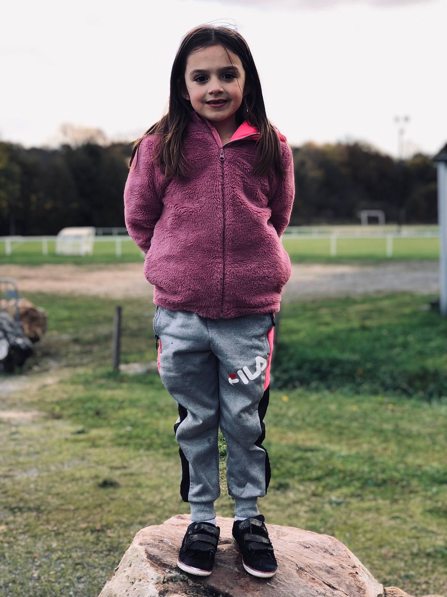 Shayna a rejoint le concours — aidez-le/la à gagner de superbes lots ! child, clothing, denim, fun, grass, grassland, happy, jeans, joy, knee, landscape, leisure, magenta, outerwear, pattern, person, recreation, sky, sleeve, soil