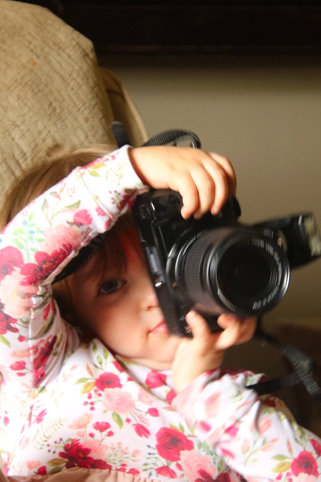 Desi is registered to the contest to win money with this photo: black_hair, camera, camera_lens, comfort, couch, digital_camera, digital_slr, eyelash, finger, flash_photography, happy, headwear, lens, lip, mirrorless_interchangeable_lens_camera, person, photographer, pink, point_and_shoot_camera, reflex_camera