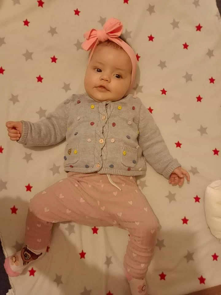 Tessa a rejoint le concours — aidez-le/la à gagner de superbes lots ! baby, baby_toddler_clothing, child, collar, comfort, face, happy, leg, linens, magenta, pattern, person, pink, product, room, sitting, sleeve, textile, thigh, toddler