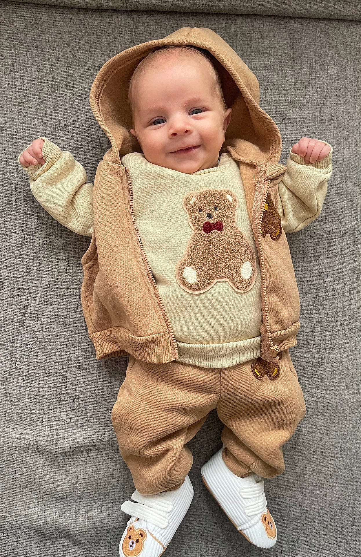 Mayron participe au concours pour gagner de l'argent avec cette photo : baby, baby_fashion, beige_clothing, casual_wear, child, cozy, cute, happy, hoodie, indoors, infant, lying_down, pants, portrait, shoes, smile, soft_texture, sweatshirt, teddy_bear, white_shoes
