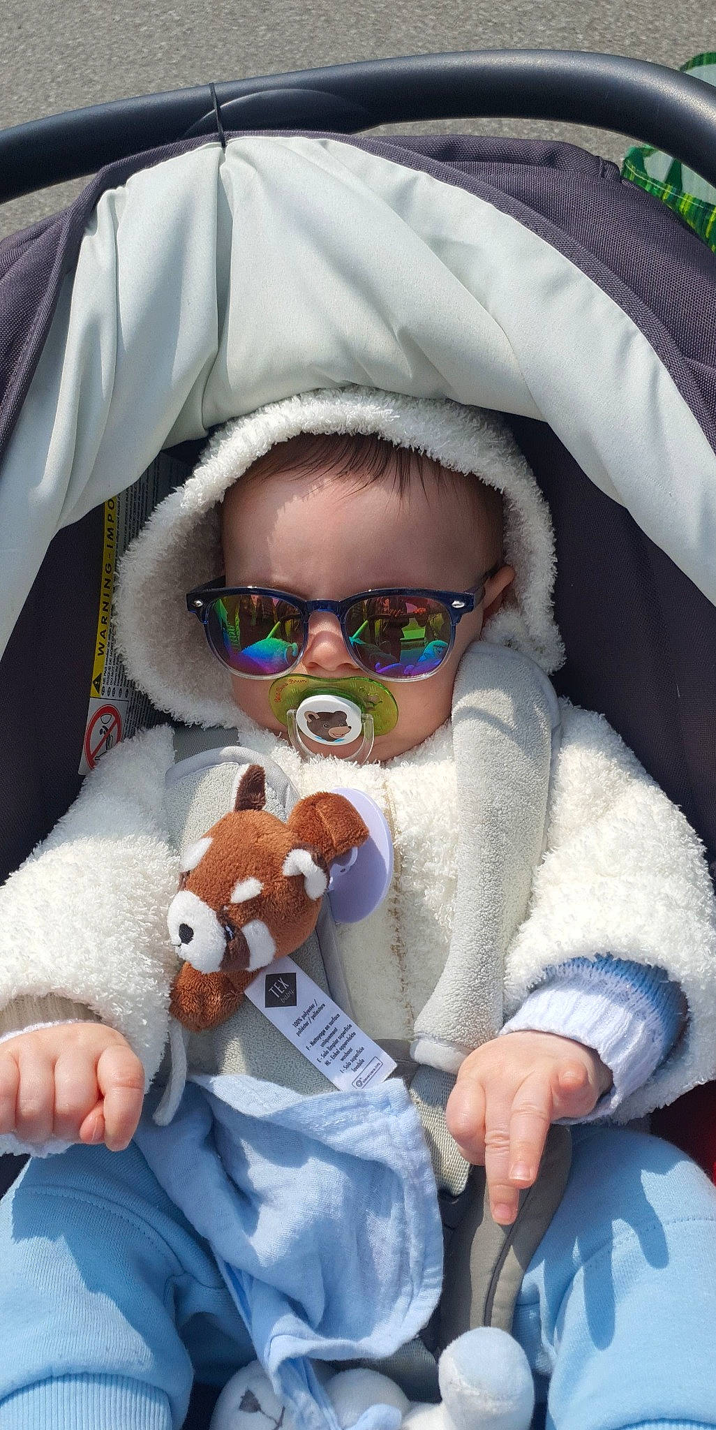 Riley a rejoint le concours — aidez-le/la à gagner de superbes lots ! baby, baby_toddler_clothing, blue, comfort, cool, eyewear, glasses, goggles, headgear, jacket, mammal, outerwear, people, person, photograph, skin, sunglasses, textile, toddler, vertebrate