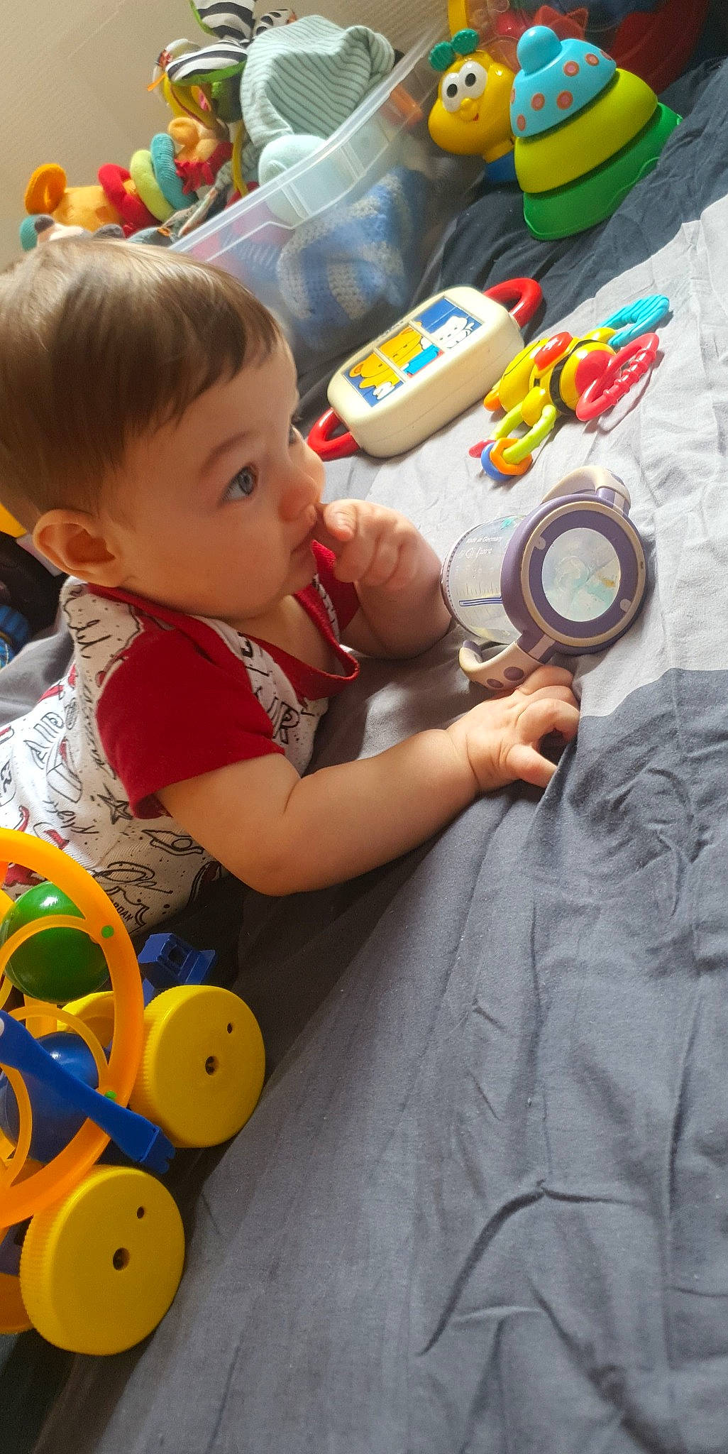 Riley a rejoint le concours — aidez-le/la à gagner de superbes lots ! baby, baby_toddler_clothing, baby_toys, child, facial_expression, fun, hand, happy, head, leisure, organ, person, photograph, play, product, sitting, snapshot, toddler, toy, toy_vehicle