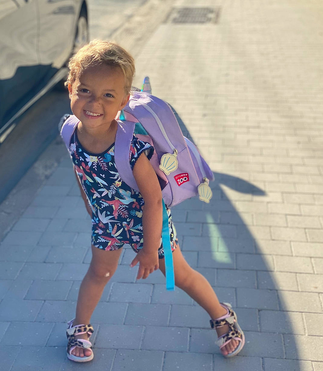 Ylonna participe au concours pour gagner de l'argent avec cette photo : asphalt, child, cool, electric_blue, footwear, fun, happy, human_leg, joy, leisure, pedestrian, person, recreation, sandal, sidewalk, smile, sportswear, standing, street_fashion, thigh