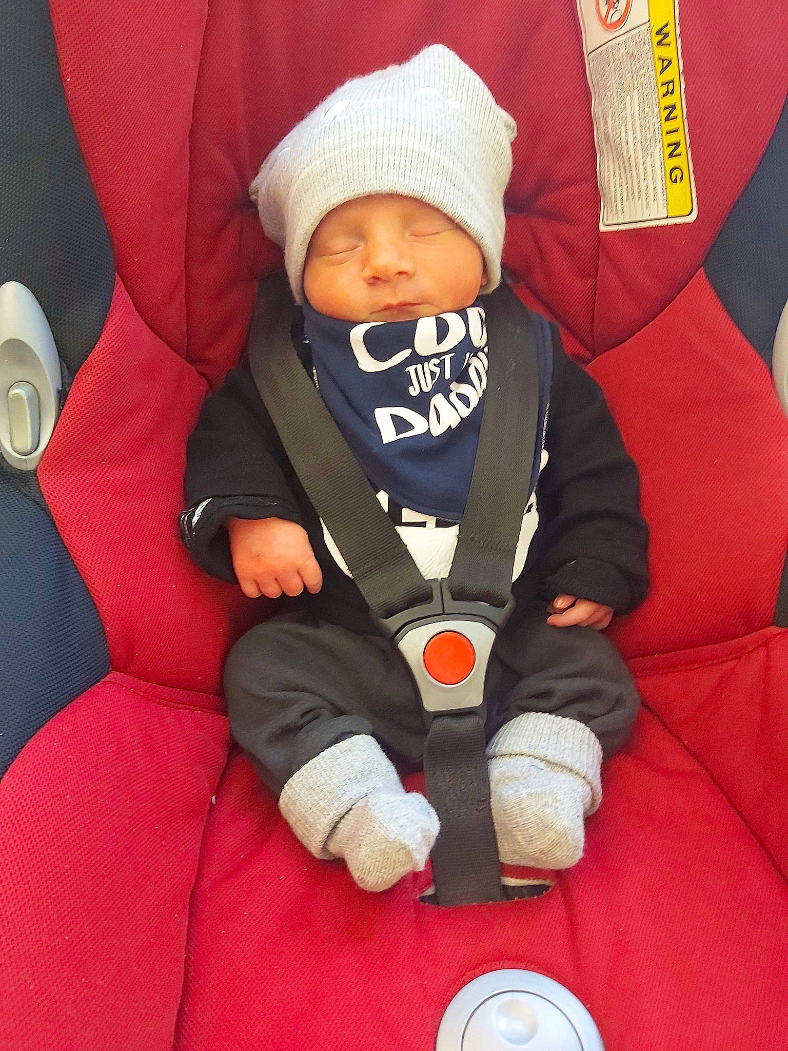 Eïko a rejoint le concours — aidez-le/la à gagner de superbes lots ! baby, baby_products, baby_safety, baby_sleeping, baby_toddler_clothing, ball, beanie, car_seat, carmine, child, comfort, face, flooring, head_restraint, headwear, lap, person, sitting, sleeve, thumb