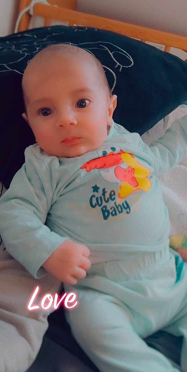 Eïko a rejoint le concours — aidez-le/la à gagner de superbes lots ! baby, baby_toddler_clothing, cheek, child, comfort, cool, eye, eyebrow, finger, head, iris, lip, mouth, neck, nose, person, pink, skin, sleeve, t_shirt