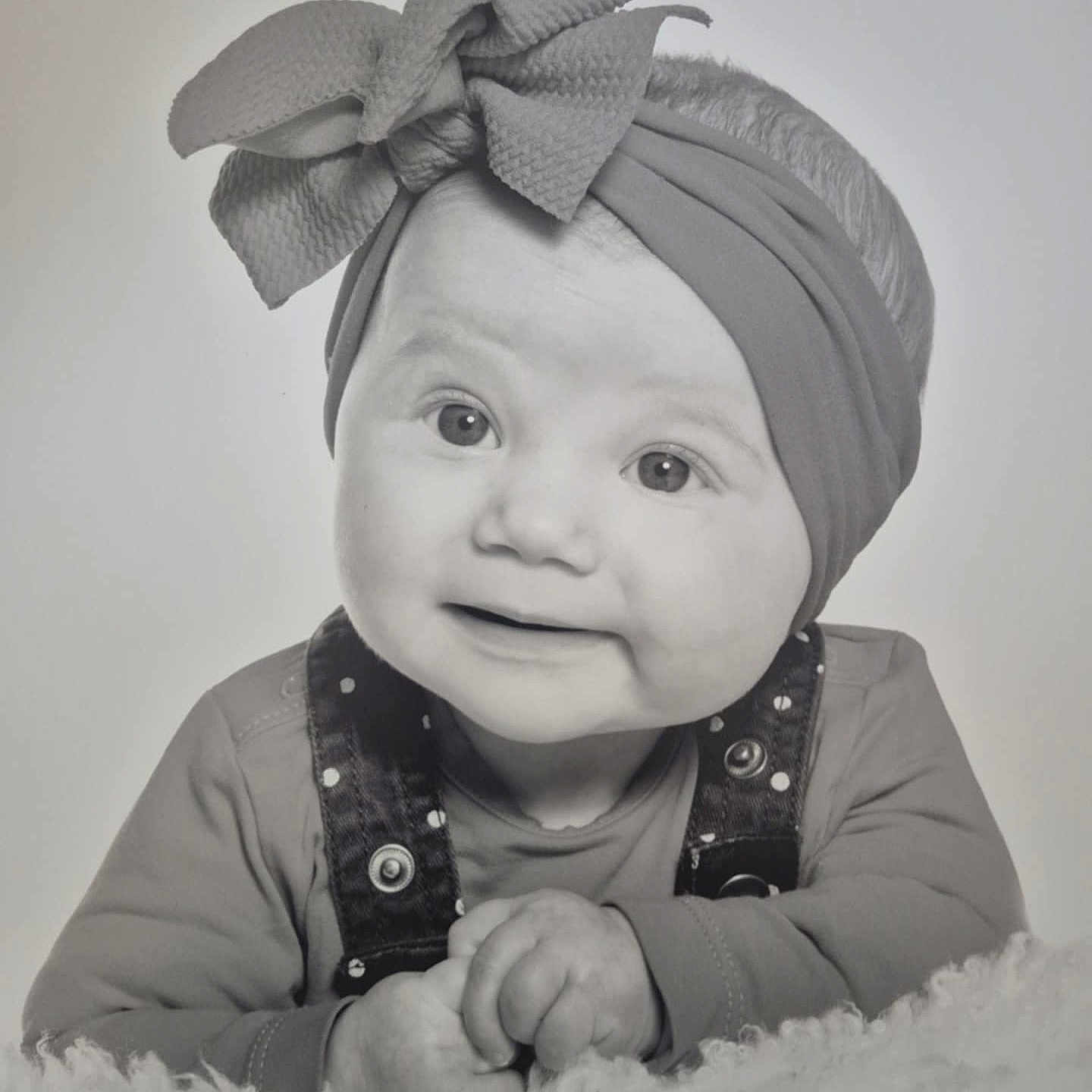 Eïza participe au concours pour gagner de l'argent avec cette photo : baby, baby_girl, black_and_white, bow, child, closeup, clothing, cute, denim_overalls, eyes, face, fuzzy_blanket, hands, happy, headband, infant, portrait, smile, soft_focus, studio