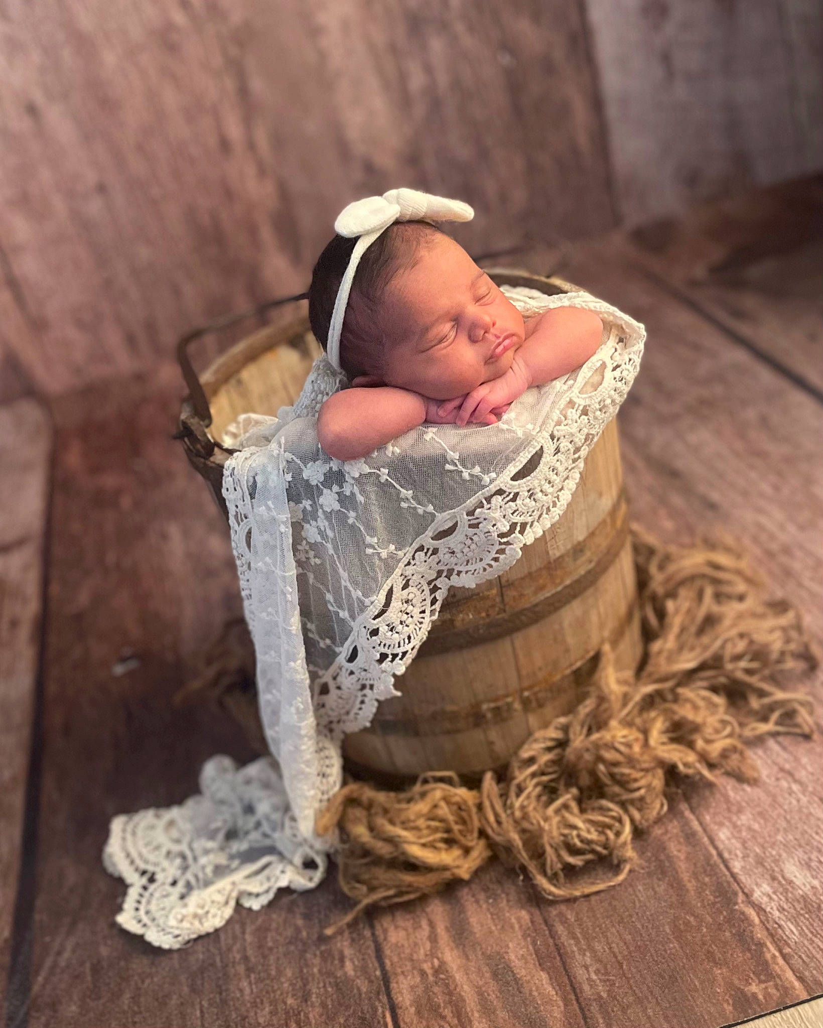 Këlya participe au concours pour gagner de l'argent avec cette photo : baby, baby_products, baby_toddler_clothing, chair, child, comfort, eye, face, flash_photography, flooring, fun, fur, happy, hardwood, headgear, person, sitting, toddler, tradition, wood