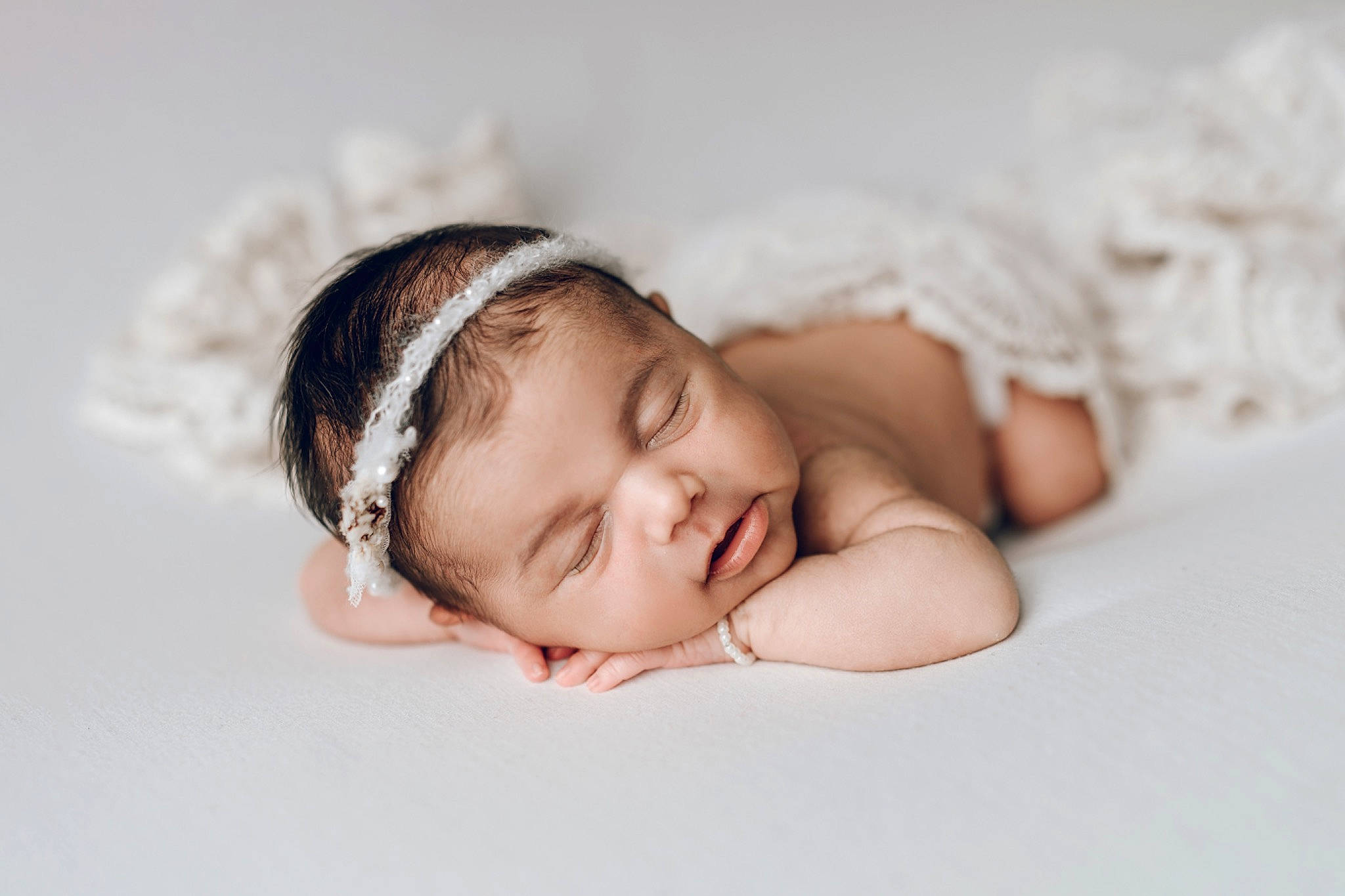 Këlya participe au concours pour gagner de l'argent avec cette photo : baby, baby_sleeping, baby_toddler_clothing, bedtime, child, comfort, eyelash, fashion_accessory, flash_photography, flooring, fur, hair_accessory, happy, headband, headpiece, jewellery, linens, person, portrait_photography, toddler