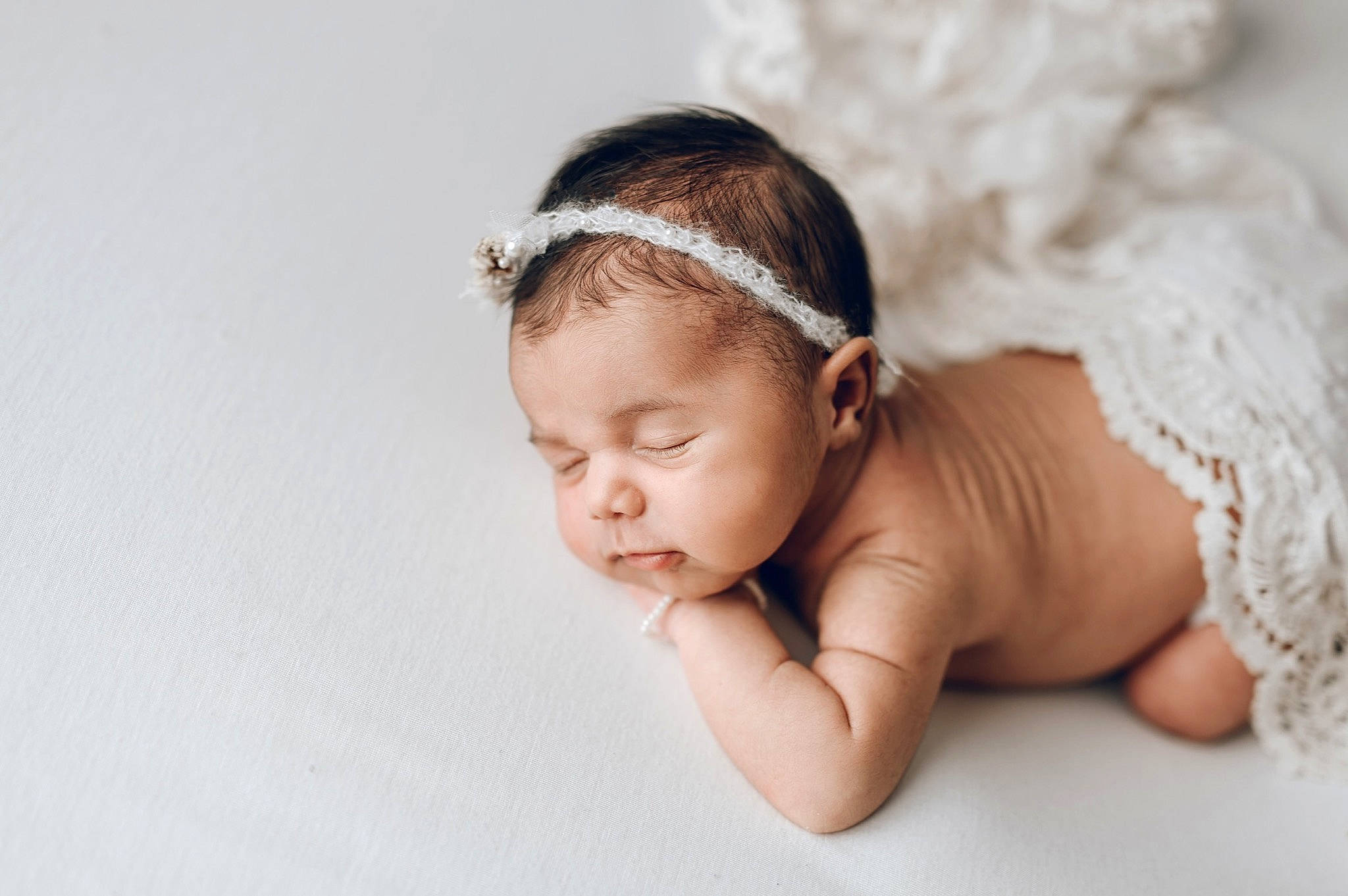 Këlya a rejoint le concours — aidez-le/la à gagner de superbes lots ! baby, baby_sleeping, baby_toddler_clothing, blond, comfort, ear, eyelash, flash_photography, flooring, hair_accessory, hairstyle, happy, headband, headgear, headpiece, iris, jewellery, linens, person, toddler