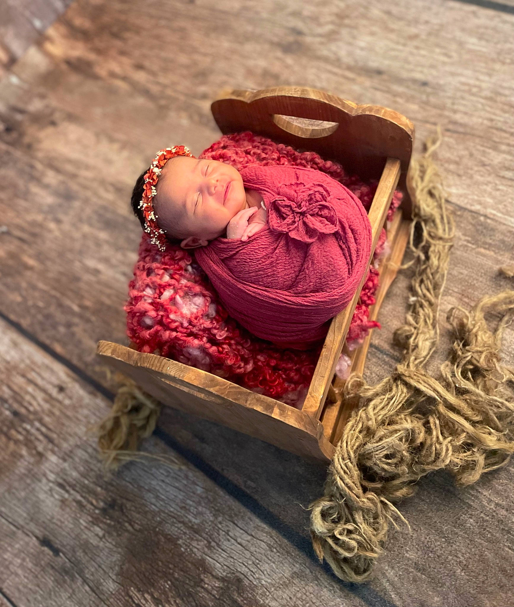 Këlya participe au concours pour gagner de l'argent avec cette photo : baby, chair, comfort, eye, fashion_accessory, flooring, grass, happy, hardwood, head, headwear, human_body, leisure, magenta, pattern, person, pink, sitting, textile, tints_and_shades