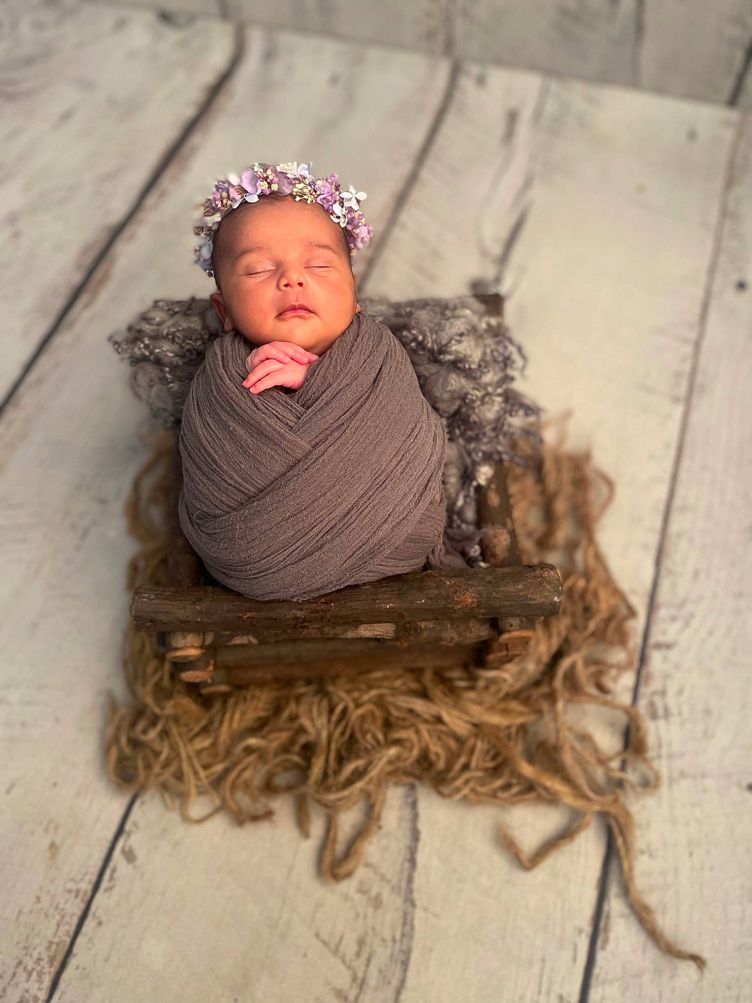 Këlya a rejoint le concours — aidez-le/la à gagner de superbes lots ! child, dress, eyewear, fashion_accessory, fashion_design, flooring, grass, headgear, headpiece, jewellery, person, sitting, sunglasses, tradition, tree, trunk, twig, winter, wood, wool