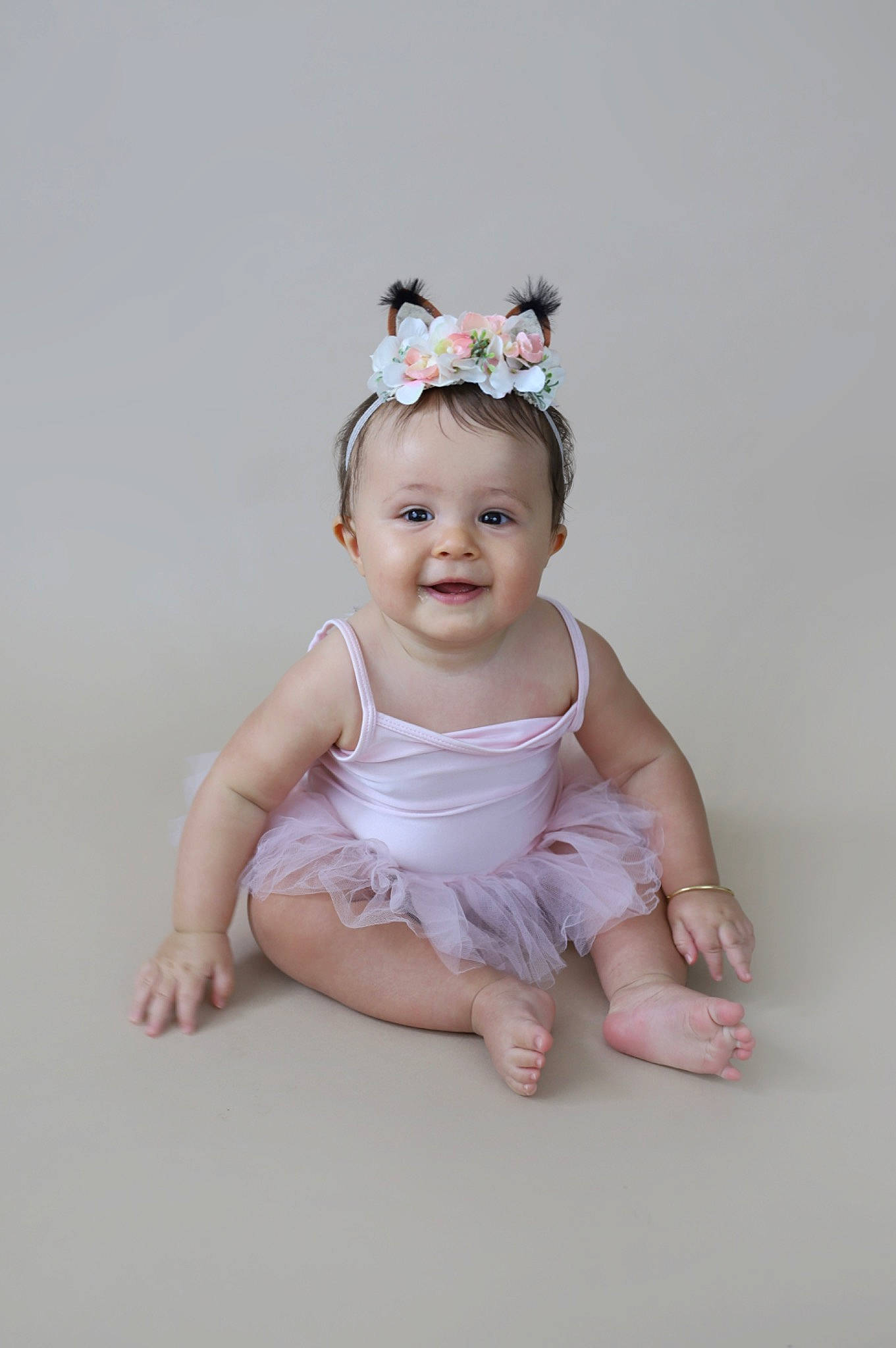 Sofia a rejoint le concours — aidez-le/la à gagner de superbes lots ! baby, baby_toddler_clothing, cheek, child, embellishment, eye, fashion_accessory, flash_photography, fun, hair_accessory, happy, headband, headpiece, iris, jewellery, joy, person, petal, portrait_photography, sleeve