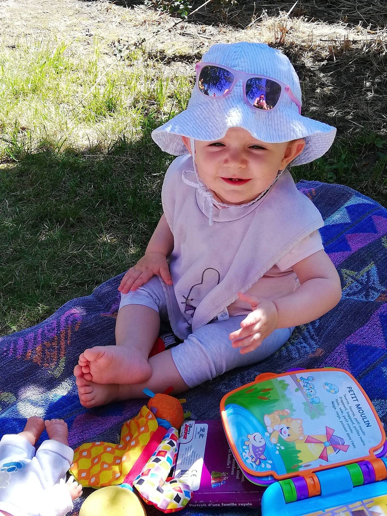 Layanna a rejoint le concours — aidez-le/la à gagner de superbes lots ! baby_toddler_clothing, cap, child, electric_blue, event, eyewear, fun, goggles, grass, happy, hat, headwear, leisure, people_in_nature, person, plant, purple, recreation, sharing, summer