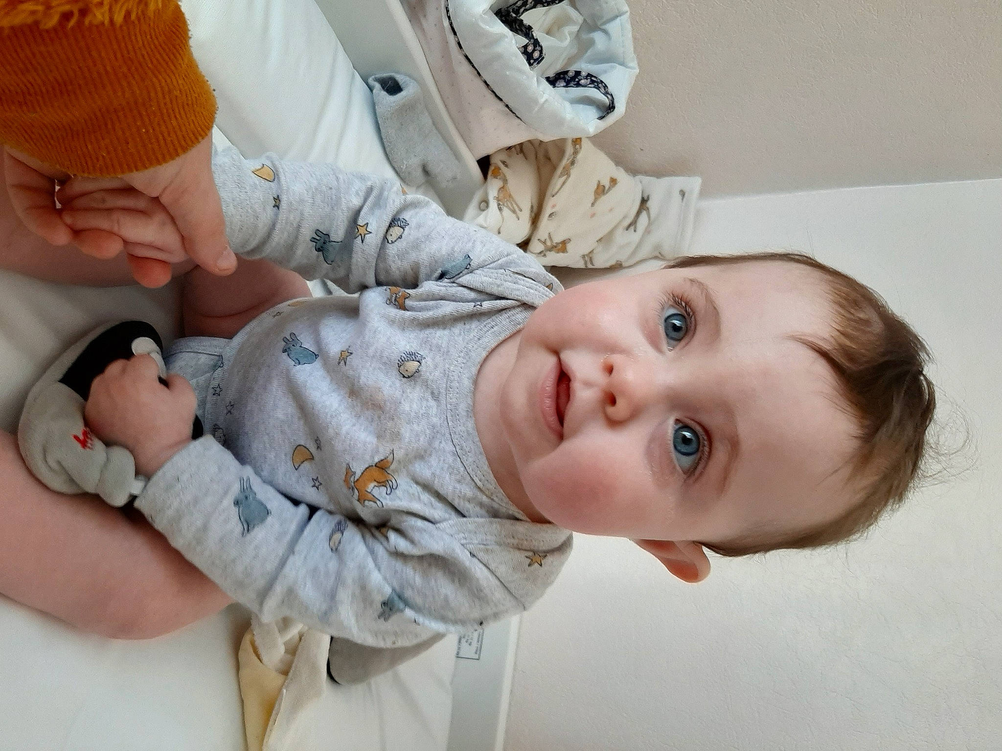 Elyana a rejoint le concours — aidez-le/la à gagner de superbes lots ! baby, baby_products, baby_sleeping, baby_toddler_clothing, cap, cheek, child, comfort, gesture, hand, happy, lip, mouth, nose, person, portrait_photography, sitting, skin, sleeve, smile