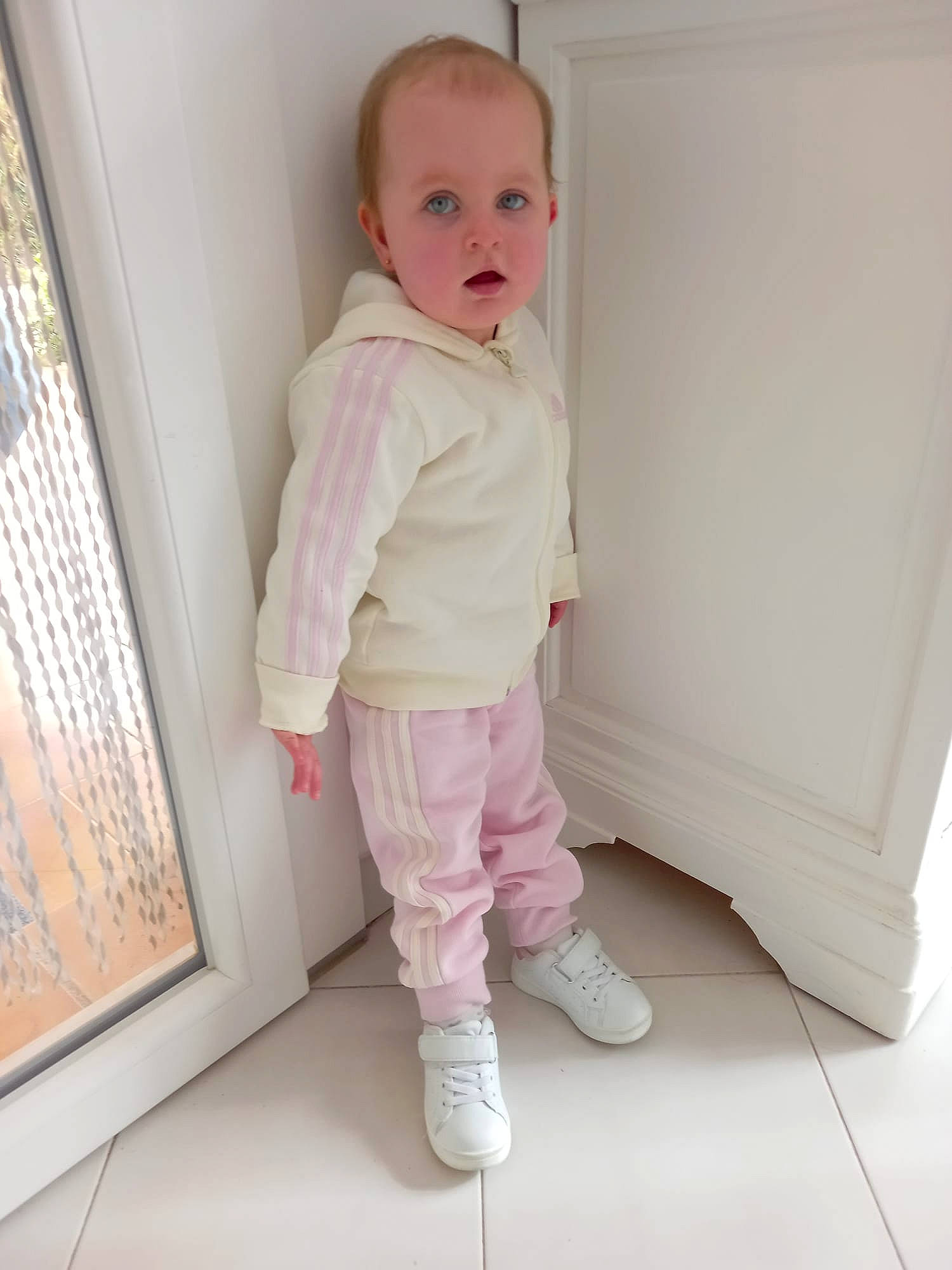 Tylia participe au concours pour gagner de l'argent avec cette photo : baby, baby_products, baby_toddler_clothing, cheek, child, comfort, flooring, foot, human_leg, knee, leg, linens, magenta, pattern, person, pink, room, sleeve, sock, surprise