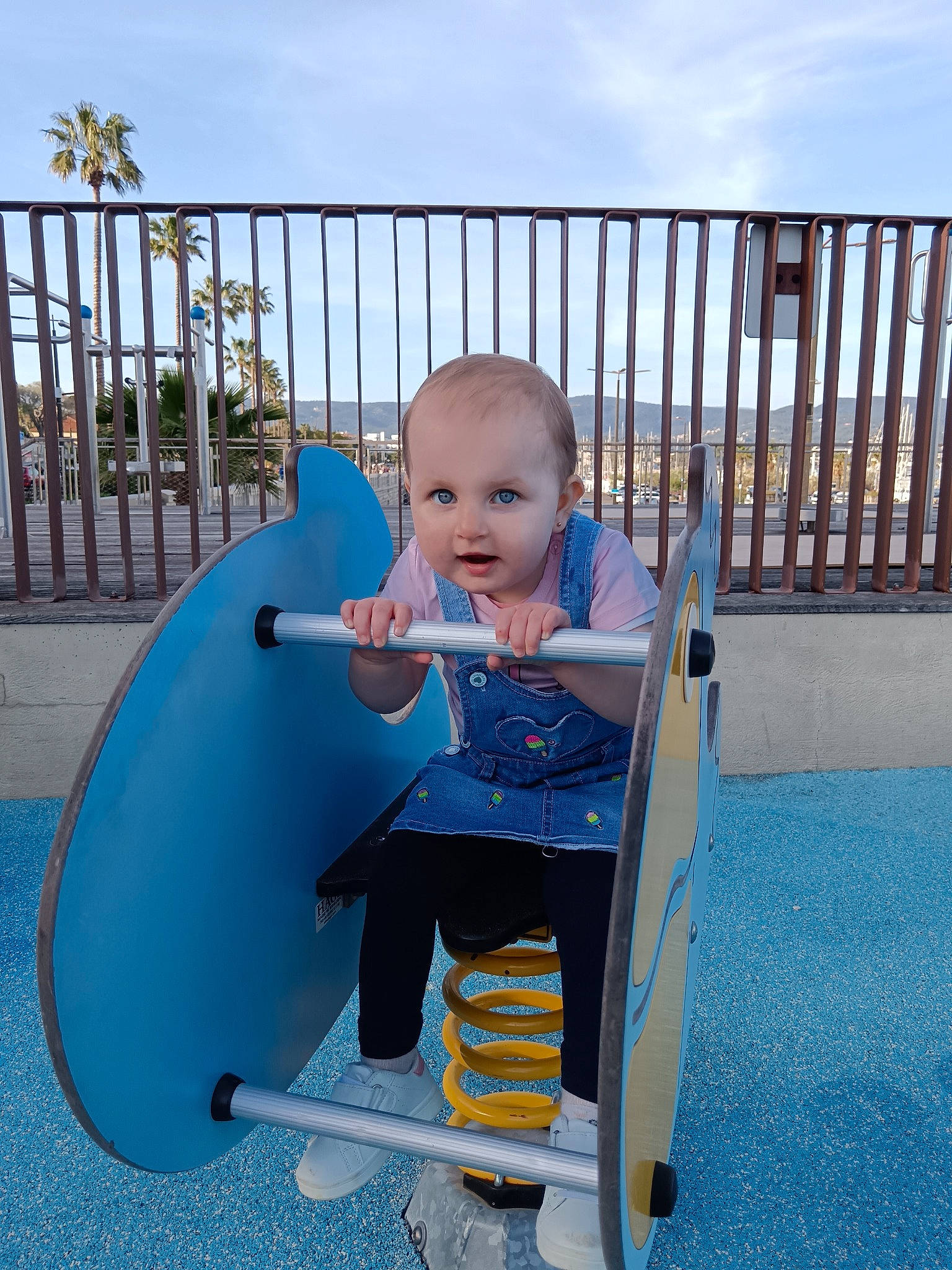 Tylia a rejoint le concours — aidez-le/la à gagner de superbes lots ! baby, baby_products, baby_toddler_clothing, chair, child, city, cloud, comfort, electric_blue, fun, leisure, outdoor_furniture, person, public_space, recreation, sitting, sky, smile, toddler, travel