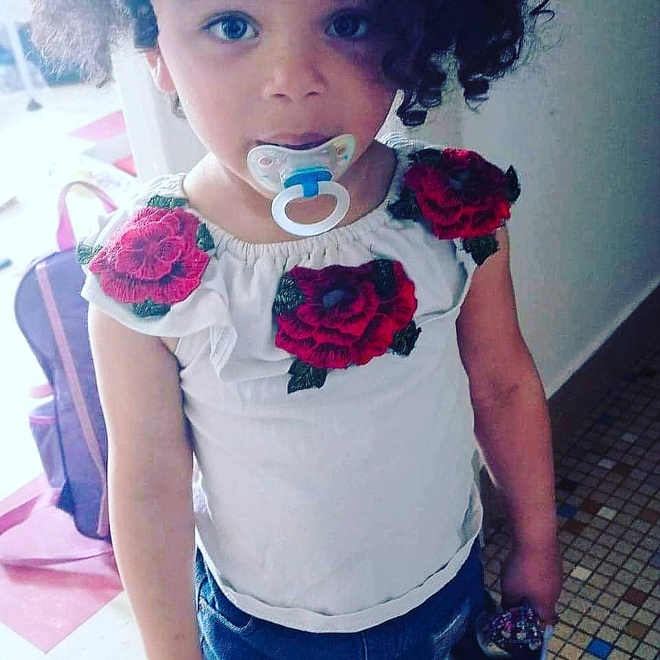 Nnagbe participe au concours pour gagner de l'argent avec cette photo : baby_toddler_clothing, blue, cool, dress, eyelash, fashion_design, flower, happy, jewellery, lip, long_hair, magenta, neck, person, pink, purple, shoulder, sleeve, t_shirt, toddler