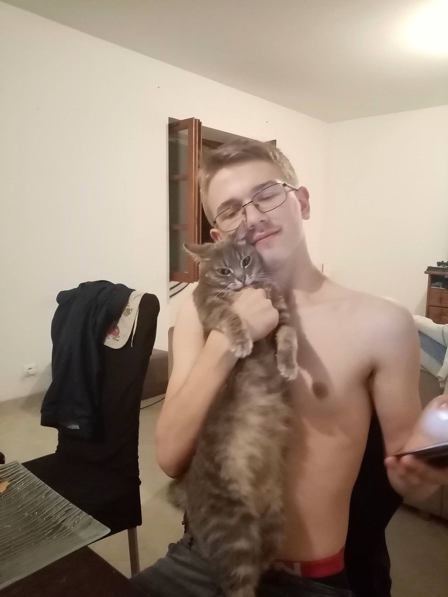 Dylan a rejoint le concours — aidez-le/la à gagner de superbes lots ! abdomen, beard, carnivore, cat, comfort, companion_dog, eyewear, facial_hair, fawn, felidae, gesture, glasses, jaw, joy, person, selfie, shoulder, small_to_medium_sized_cats, smile, trunk