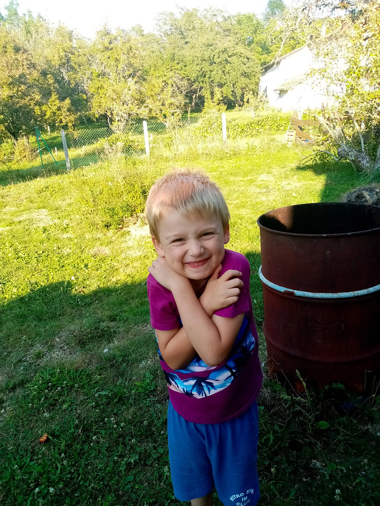 Bryan participe au concours pour gagner de l'argent avec cette photo : flowerpot, fun, garden, grass, grassland, green, groundcover, happy, joy, landscape, lawn, leaf, leisure, people_in_nature, person, plant, shorts, shrub, smile, t_shirt