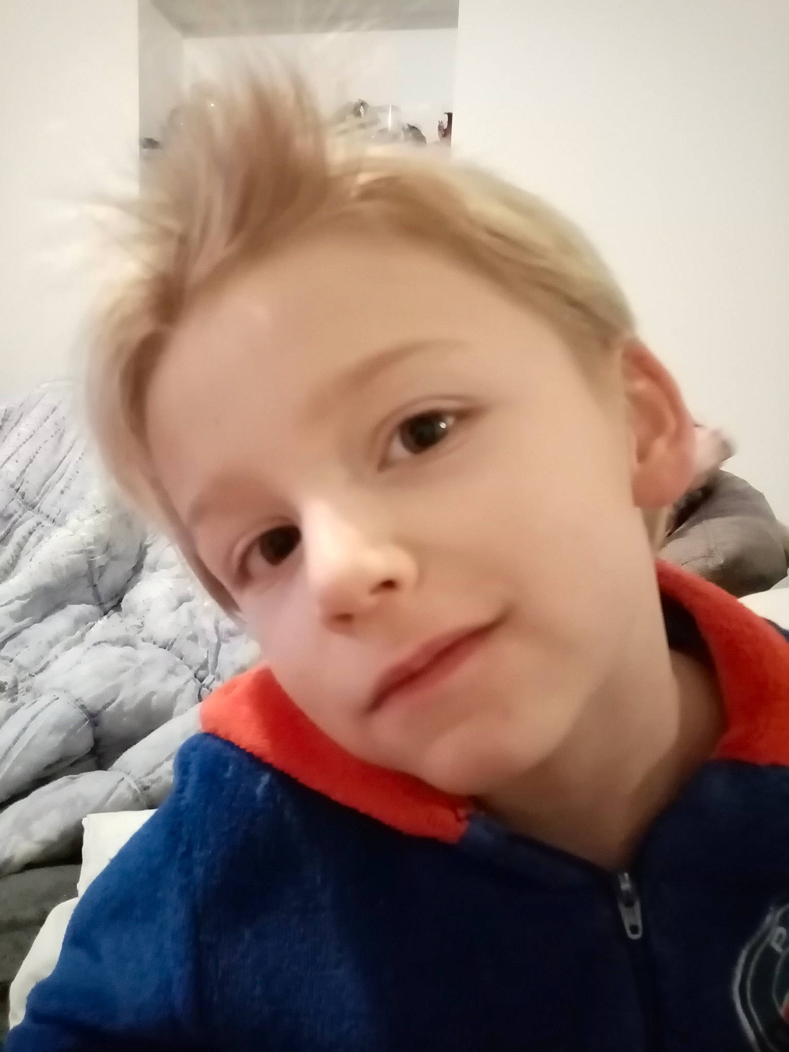 Bryan a rejoint le concours — aidez-le/la à gagner de superbes lots ! baby_toddler_clothing, cheek, child, comfort, ear, electric_blue, eyelash, fun, fur, happy, jaw, nose, person, personal_protective_equipment, portrait_photography, selfie, sitting, sleeve, t_shirt, toddler