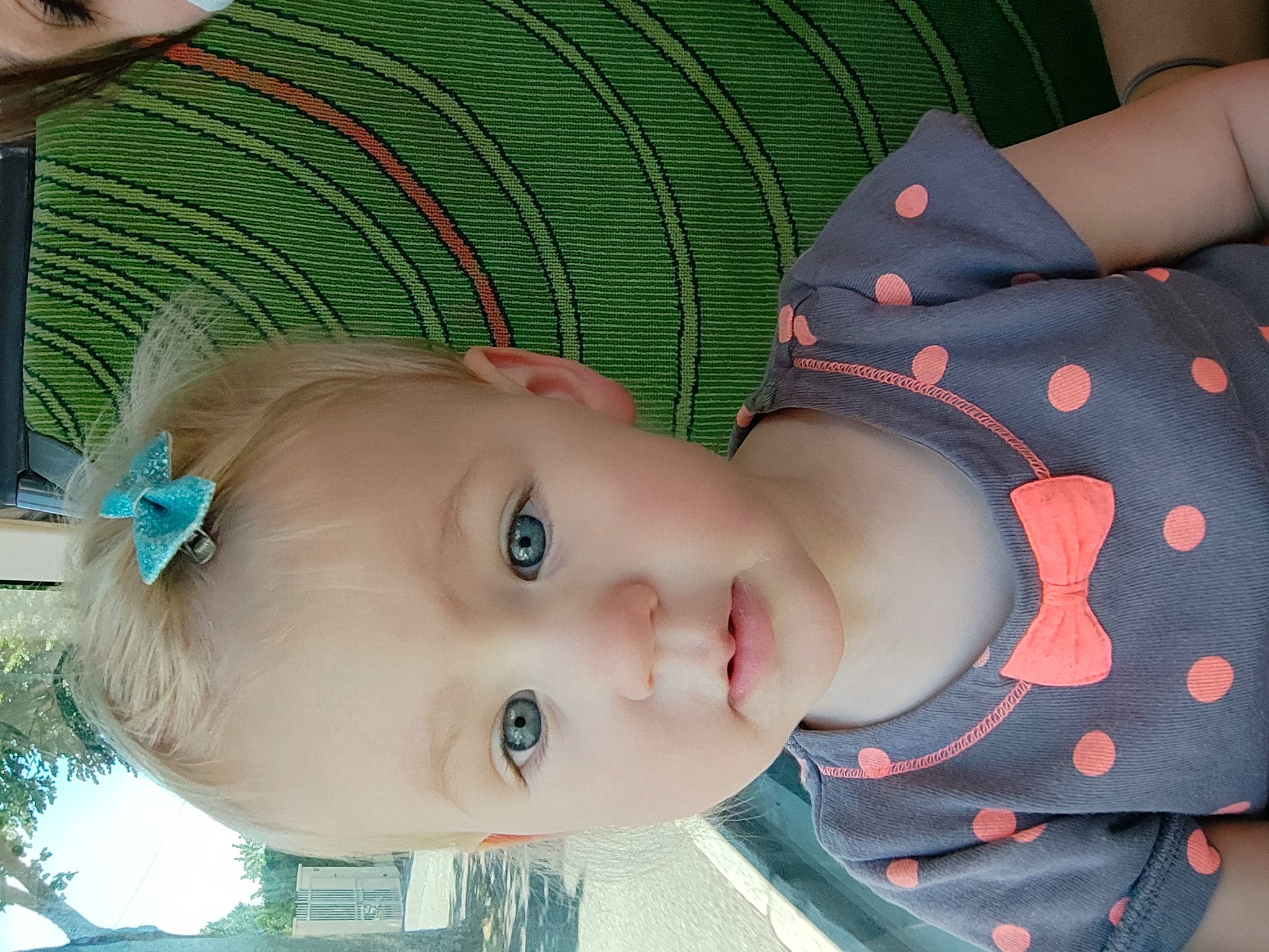 Nina a rejoint le concours — aidez-le/la à gagner de superbes lots ! baby, baby_toddler_clothing, beauty, cheek, eye, eyelash, green, head, headgear, human_body, iris, lip, mouth, nose, organ, person, plant, skin, sleeve, smile