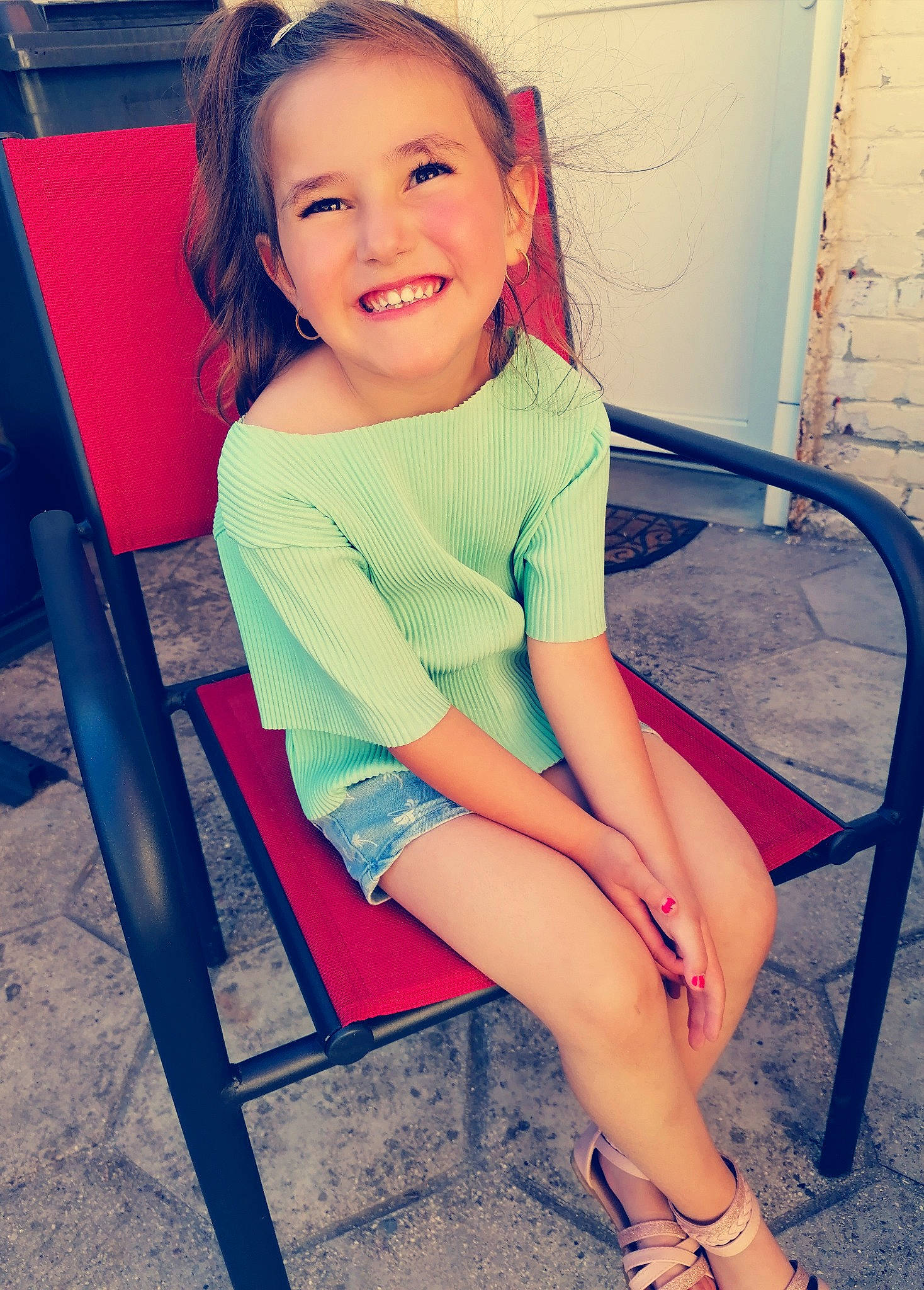 Mélyane a rejoint le concours — aidez-le/la à gagner de superbes lots ! arm, electric_blue, face, facial_expression, fun, hair, hairstyle, happy, joint, joy, knee, leg, leisure, organ, person, shoe, shoulder, skin, smile, standing