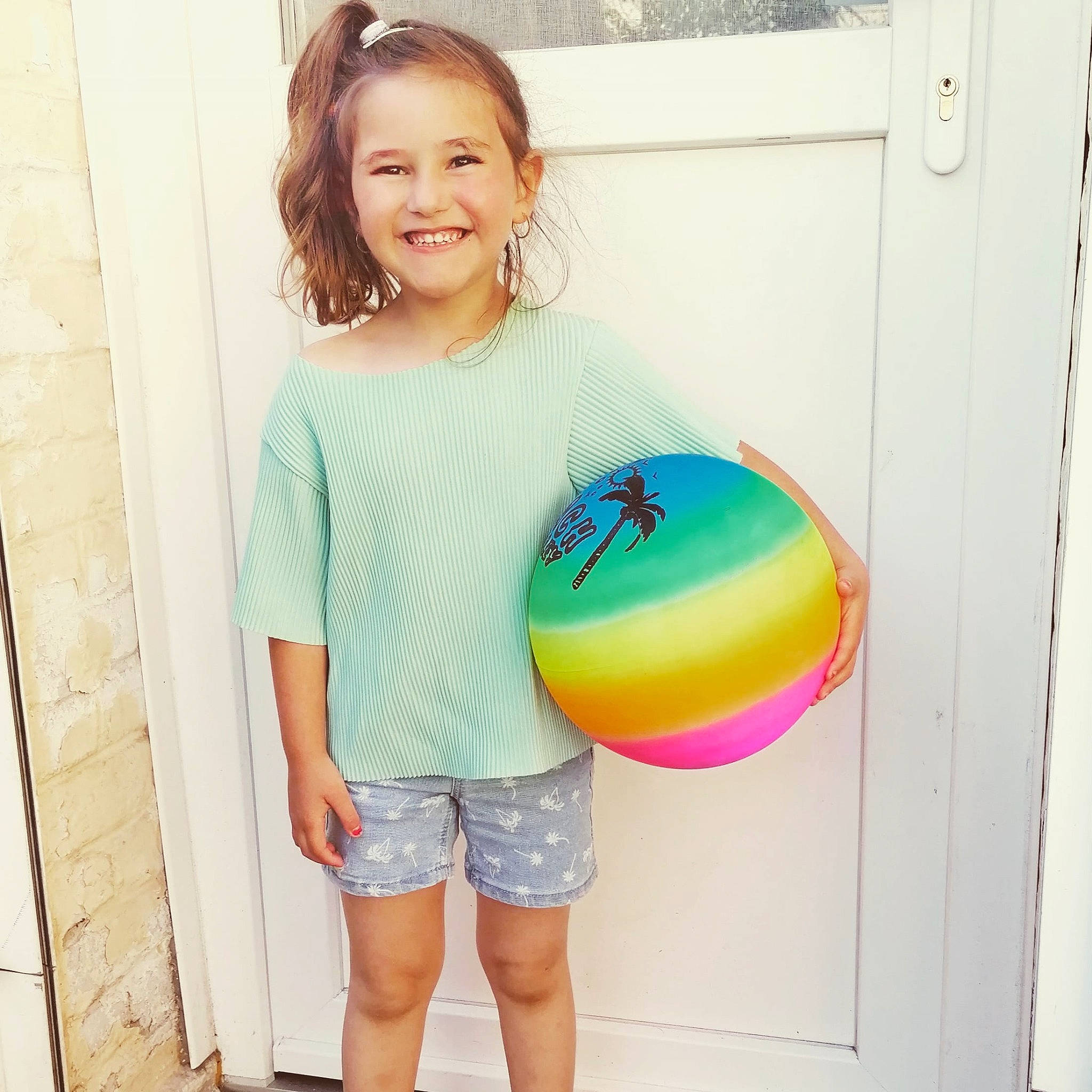 Mélyane participe au concours pour gagner de l'argent avec cette photo : abdomen, blond, clothing, drum, face, happy, joy, knee, leisure, pattern, person, pink, shirt, shorts, shoulder, sleeve, smile, sportswear, street_fashion, t_shirt