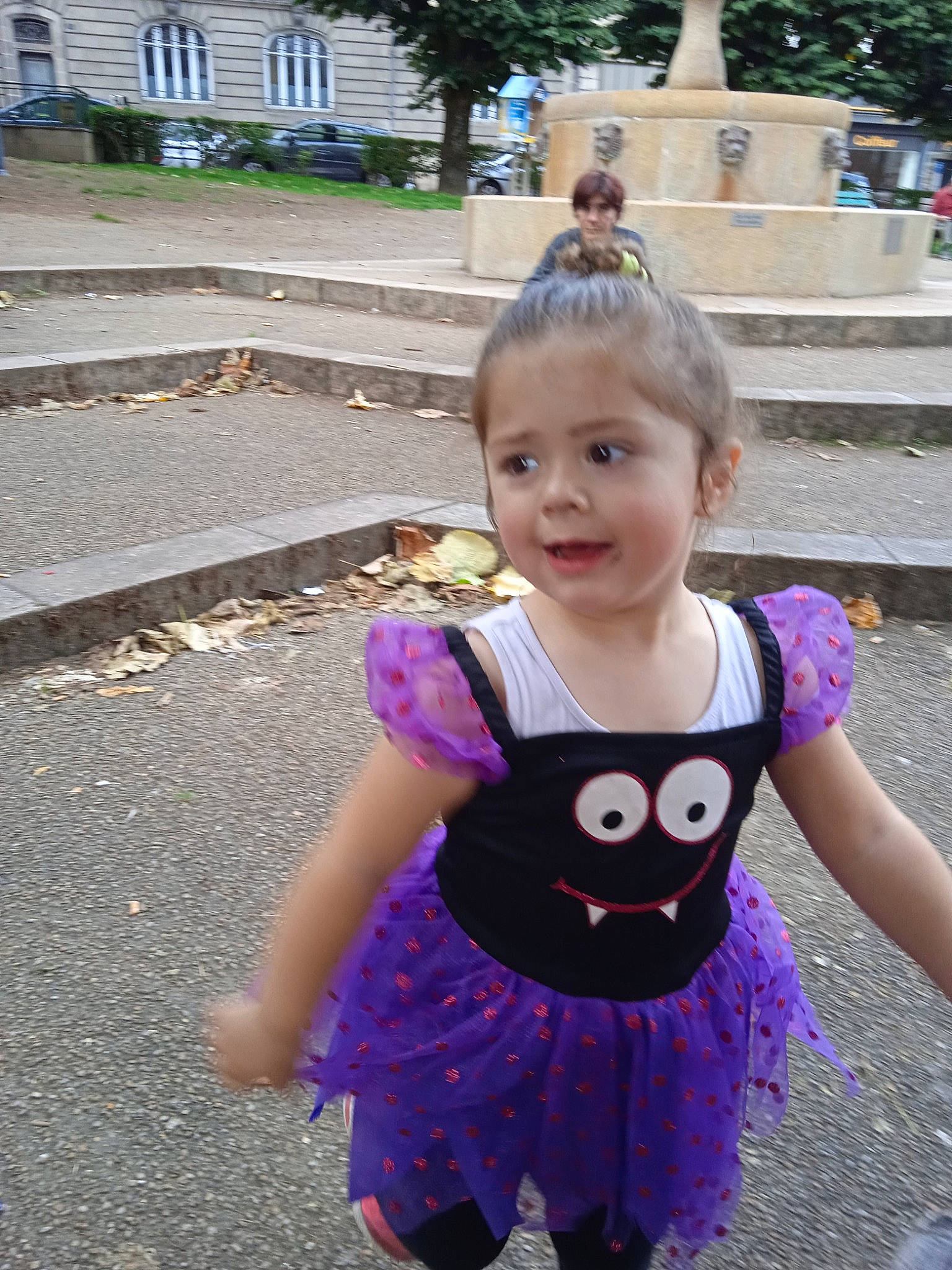 Zoe a rejoint le concours — aidez-le/la à gagner de superbes lots ! baby_toddler_clothing, child, costume, day_dress, electric_blue, facial_expression, fashion_accessory, fun, grass, happy, leisure, magenta, pattern, person, pink, purple, sleeve, smile, toddler, tree