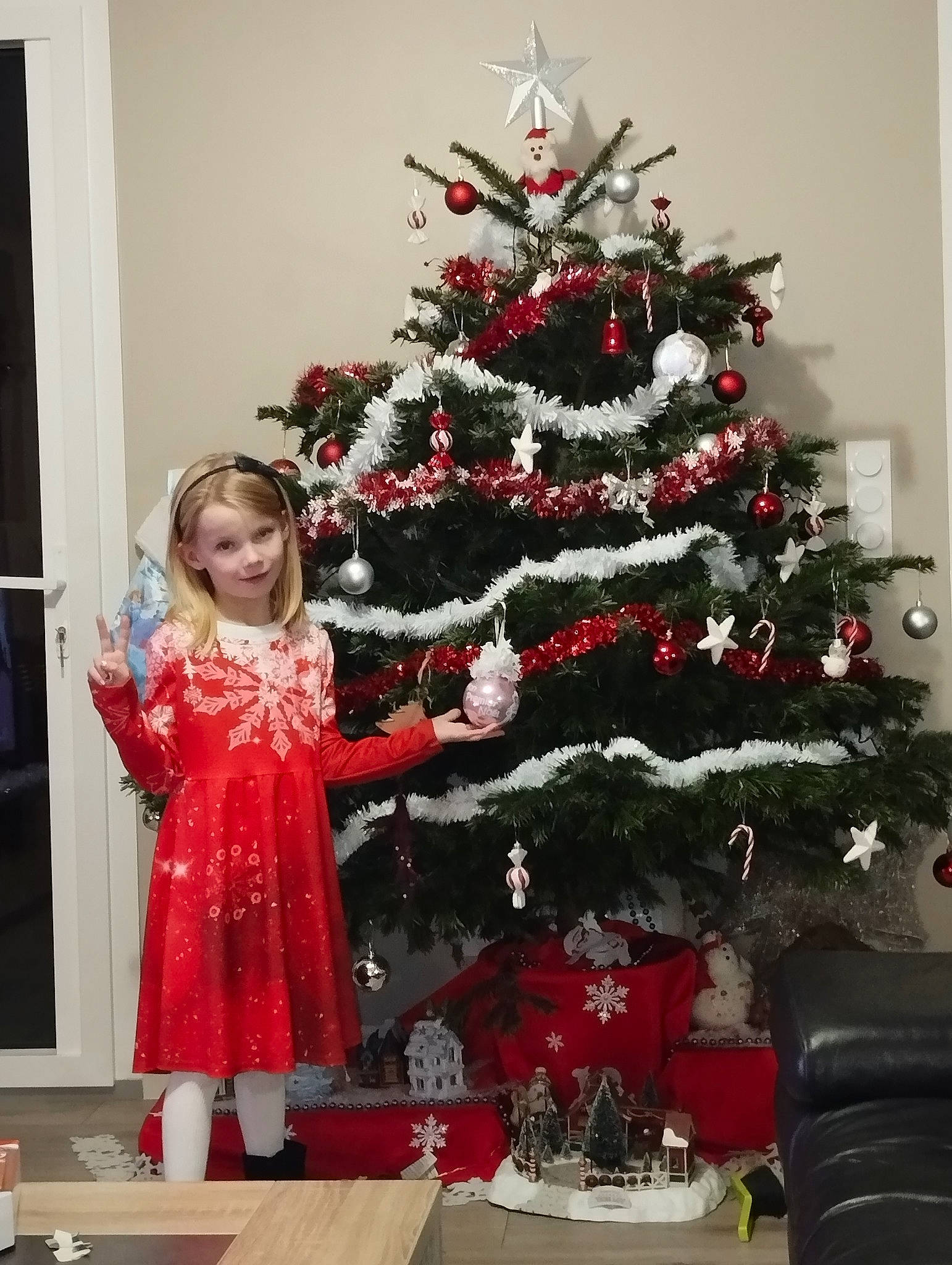 Laureen a rejoint le concours — aidez-le/la à gagner de superbes lots ! christmas, christmas_decoration, christmas_eve, christmas_ornament, christmas_tree, conifer, event, evergreen, holiday, holiday_ornament, interior_design, joy, larch, ornament, person, plant, red, room, smile, tints_and_shades