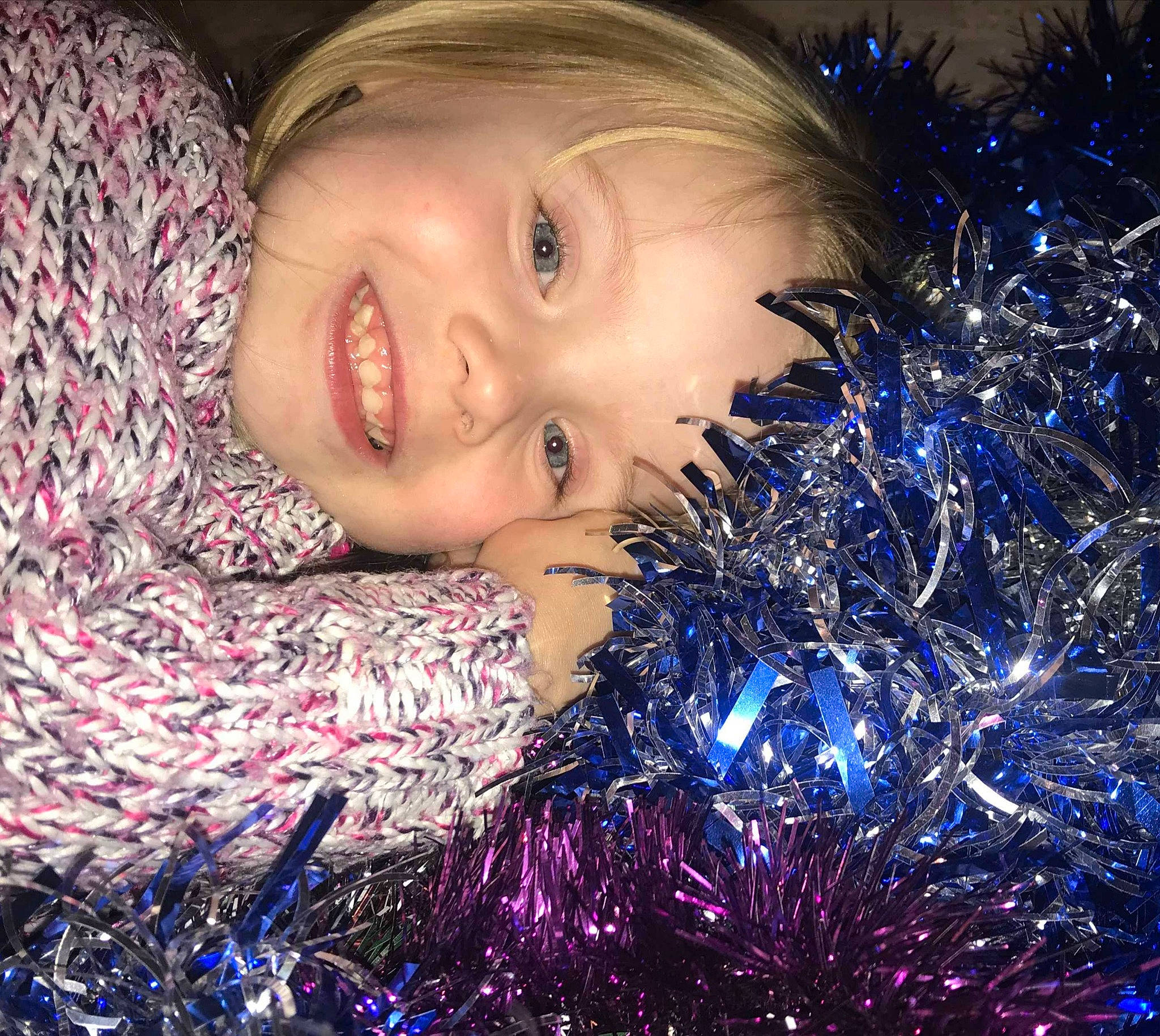 Laureen participe au concours pour gagner de l'argent avec cette photo : beauty, christmas, christmas_decoration, christmas_ornament, christmas_tree, electric_blue, eye, flash_photography, fun, happy, head, holiday, holiday_ornament, joy, light, ornament, people_in_nature, person, purple, smile